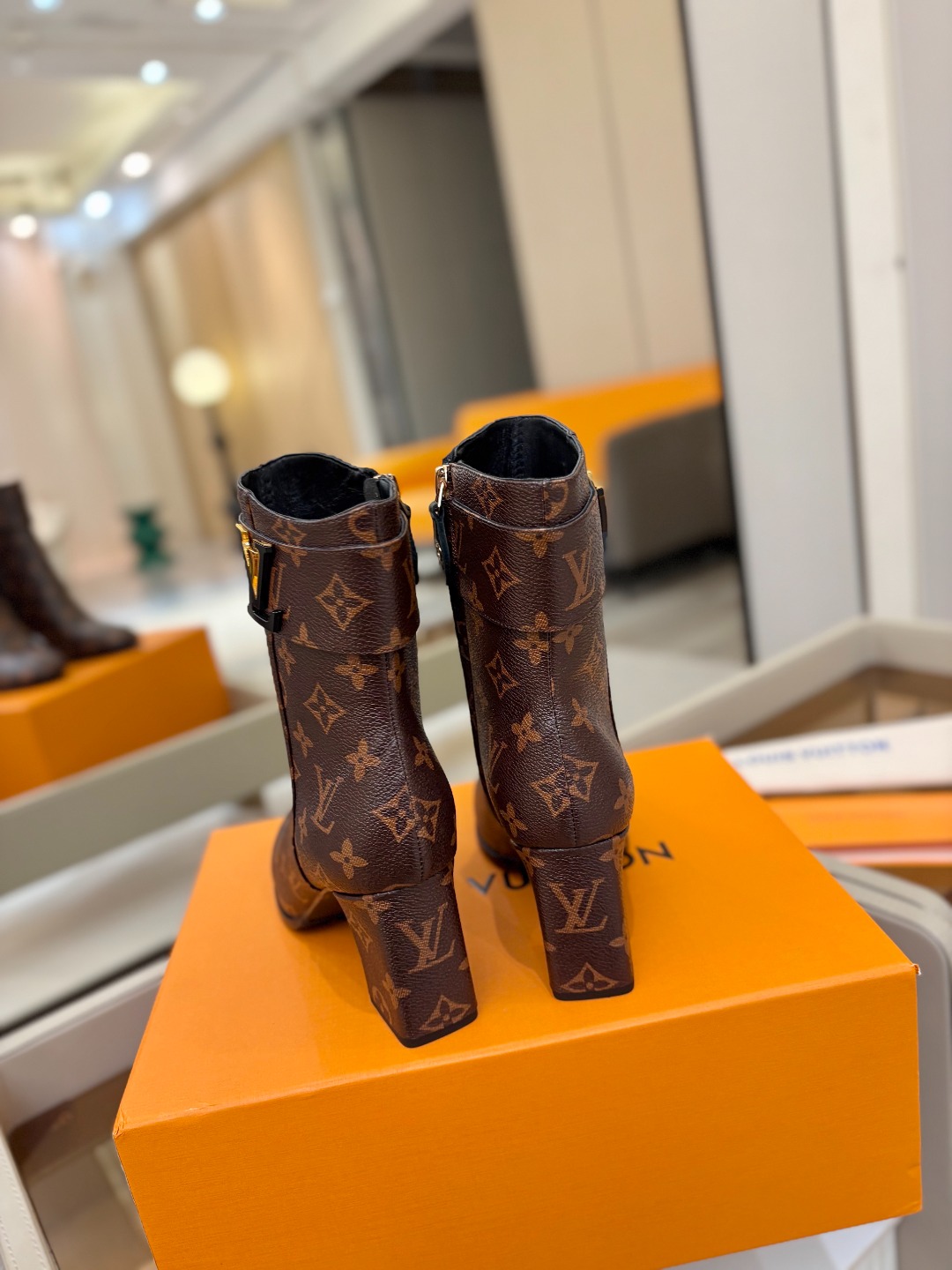 L✔️家 秋冬 专柜走秀6寸短靴、官网系列、同步更新、完美楦型+小V扣设计、再现经典、款式简单大方、走路