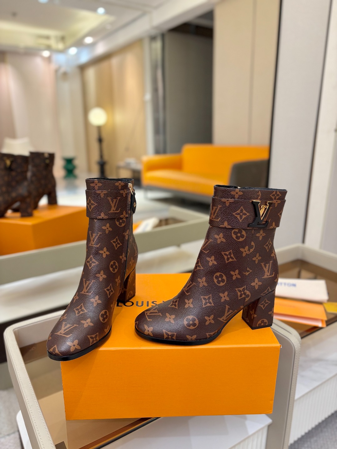 L✔️家 秋冬 专柜走秀6寸短靴、官网系列、同步更新、完美楦型+小V扣设计、再现经典、款式简单大方、走路