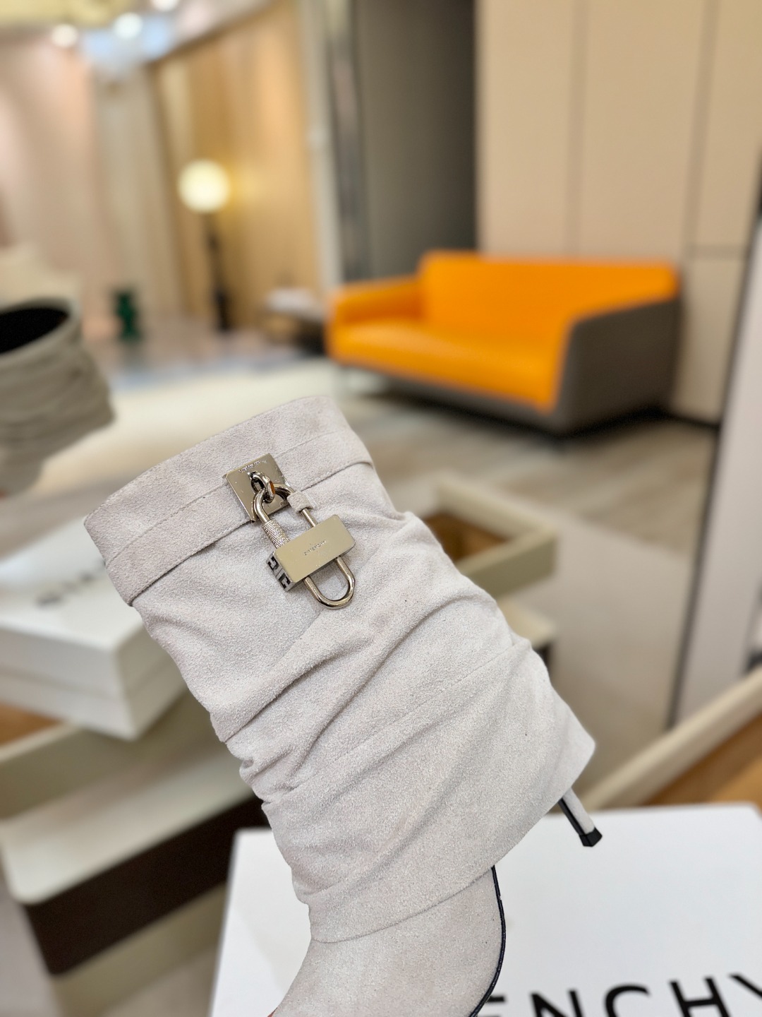 专柜正品级定制版本GIVENCHY𝐒𝐒 𝐧𝐞𝐰 高跟细跟短靴，市面最高版本纪梵希 锁扣 风靡整个时尚圈‼