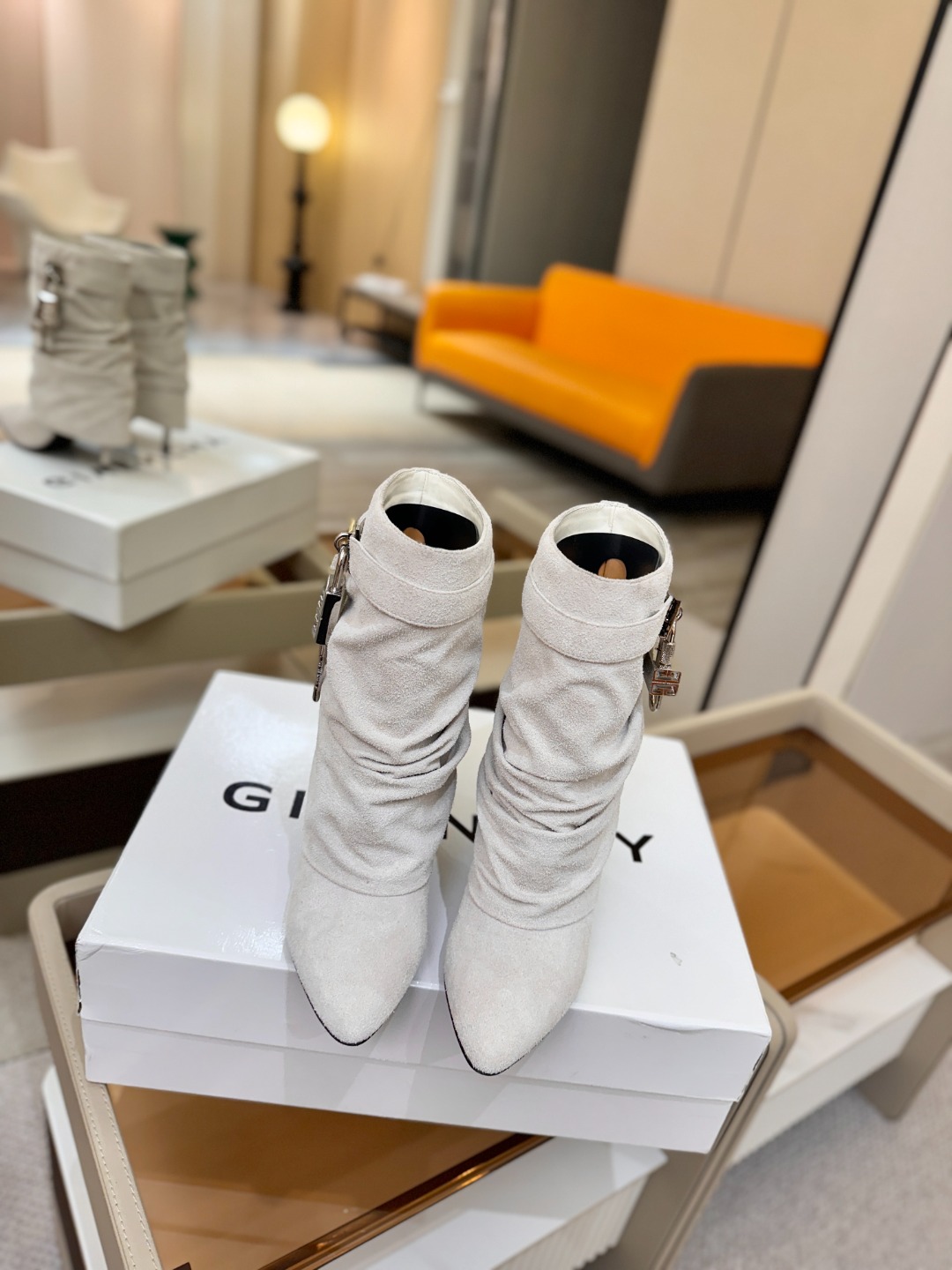 专柜正品级定制版本GIVENCHY𝐒𝐒 𝐧𝐞𝐰 高跟细跟短靴，市面最高版本纪梵希 锁扣 风靡整个时尚圈‼