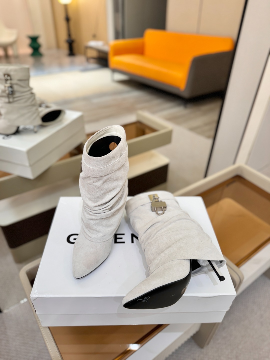 专柜正品级定制版本GIVENCHY𝐒𝐒 𝐧𝐞𝐰 高跟细跟短靴，市面最高版本纪梵希 锁扣 风靡整个时尚圈‼