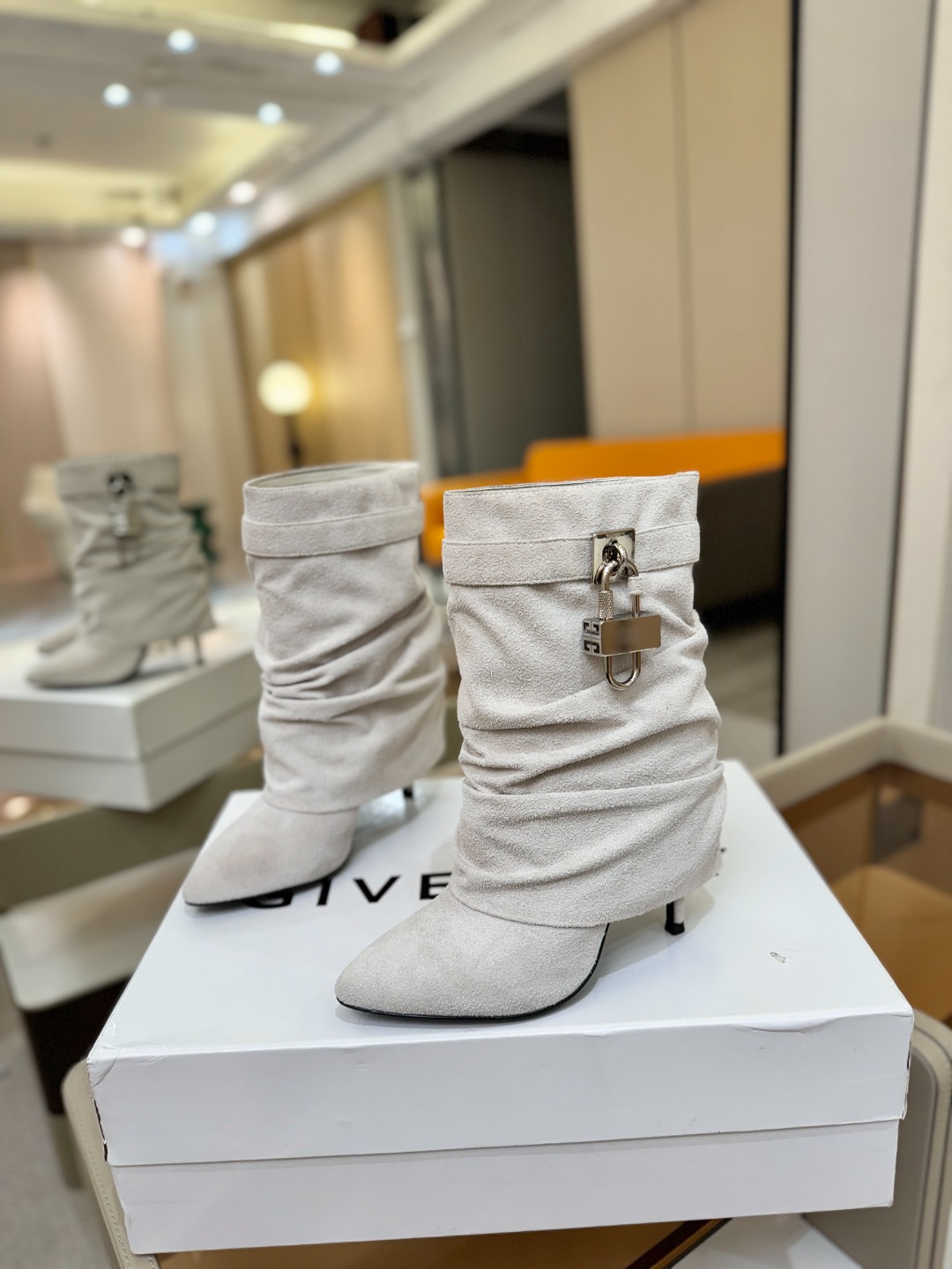 专柜正品级定制版本GIVENCHY𝐒𝐒 𝐧𝐞𝐰 高跟细跟短靴，市面最高版本纪梵希 锁扣 风靡整个时尚圈‼