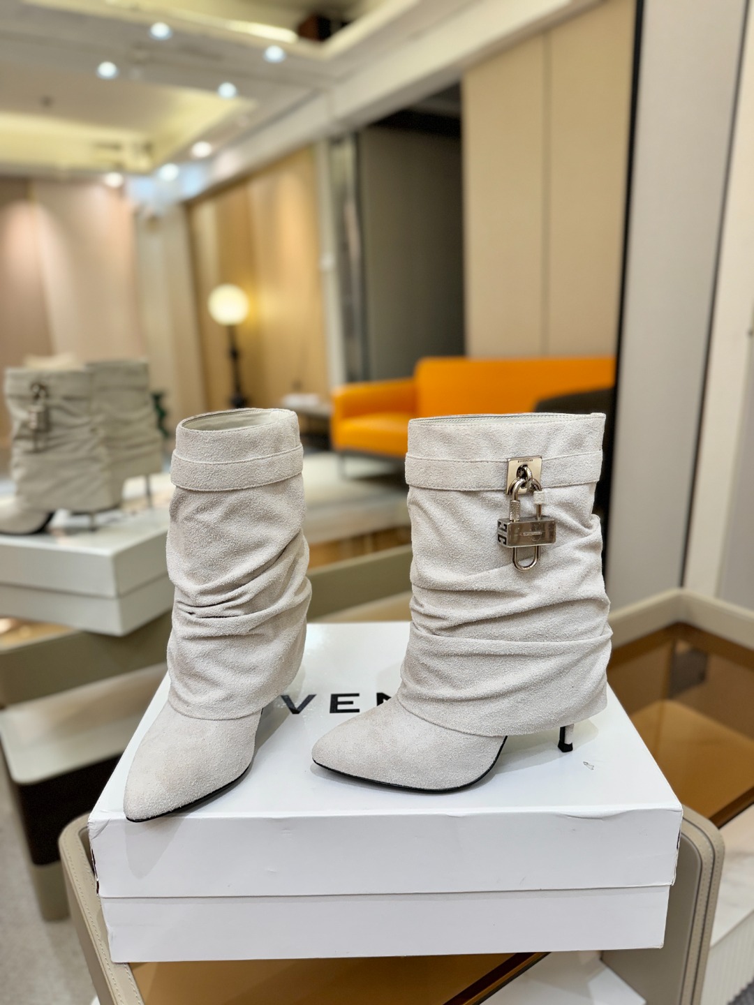 专柜正品级定制版本GIVENCHY𝐒𝐒 𝐧𝐞𝐰 高跟细跟短靴，市面最高版本纪梵希 锁扣 风靡整个时尚圈‼