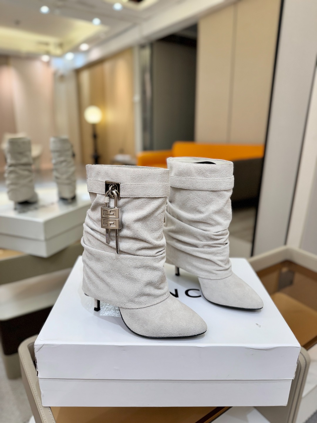 专柜正品级定制版本GIVENCHY𝐒𝐒 𝐧𝐞𝐰 高跟细跟短靴，市面最高版本纪梵希 锁扣 风靡整个时尚圈‼