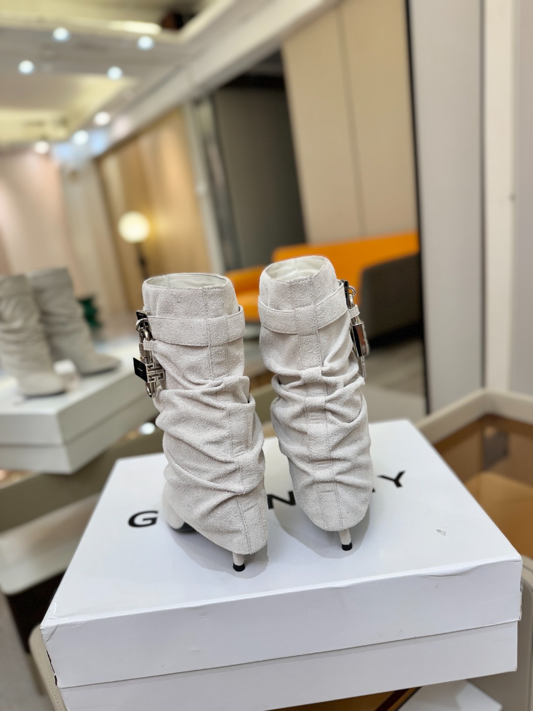 专柜正品级定制版本GIVENCHY𝐒𝐒 𝐧𝐞𝐰 高跟细跟短靴，市面最高版本纪梵希 锁扣 风靡整个时尚圈‼