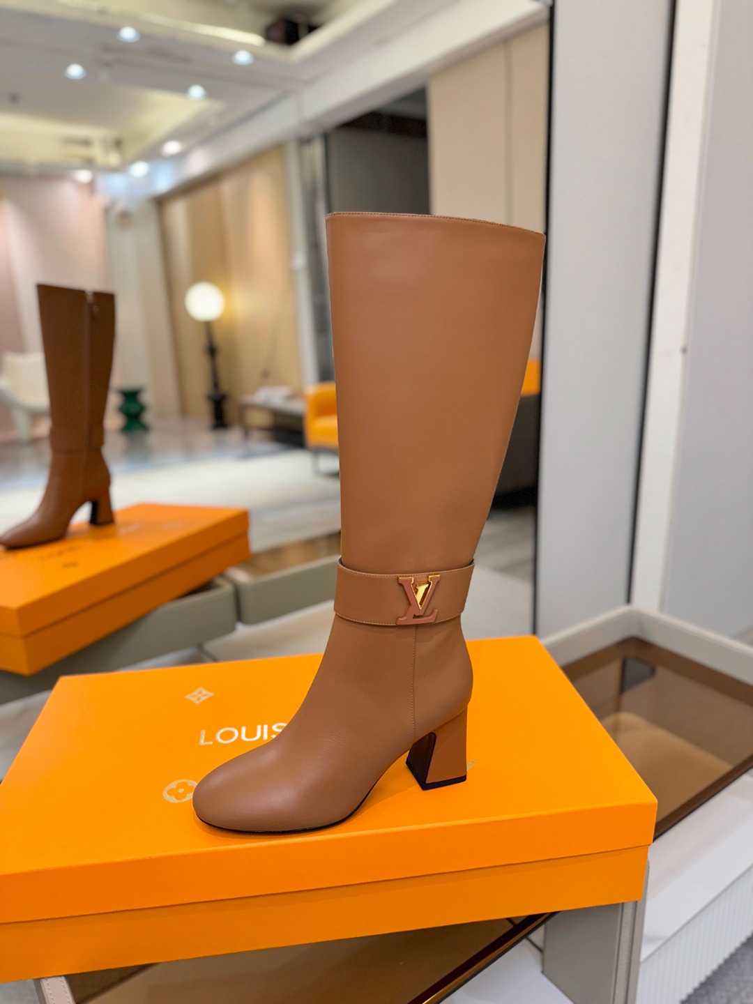 NO:705624,Price L Home Autumn and Winter counter catwalk boots, official website series, updated simultaneously, perfect last + small V-buckle design, classic reproduction, simple and elegant style, not tiring to walk, not picky, good-looking on the feet, original inverted last, ultimate 1:1 shape, high-end quality, imported high-end fabrics showing exquisite texture!  The fabric is imported calfskin, the lining is high-quality soft sheepskin, the foot pads are imported goatskin, the mold is opened to customize the A-grade high-density private mold outsole, and the luxury packaging!  7.5 cm leather bag heel, size 35-40, (34.40.41 customized, non-returnable), boots, cowhide, sheepskin19860909价格 L家 秋冬 专柜走秀款长靴,官网系列、同步更新、完美楦型+小V扣设计、再现经典、款式简单大方、走路不累脚、不挑人、上脚大气好看、原版倒模楦型,极致1:1形体,高端品质、进口高端面料呈现出精致质感！ 面料进口小牛皮 内里优质柔软羊皮里 垫脚进口山羊皮 开模定制A级高密私模大底,奢华包装！ 7.5公分面皮包跟 码数35-40、（34.40.41定制不退换）,靴子,boots,cowhide,sheepskin,Women's Shoes