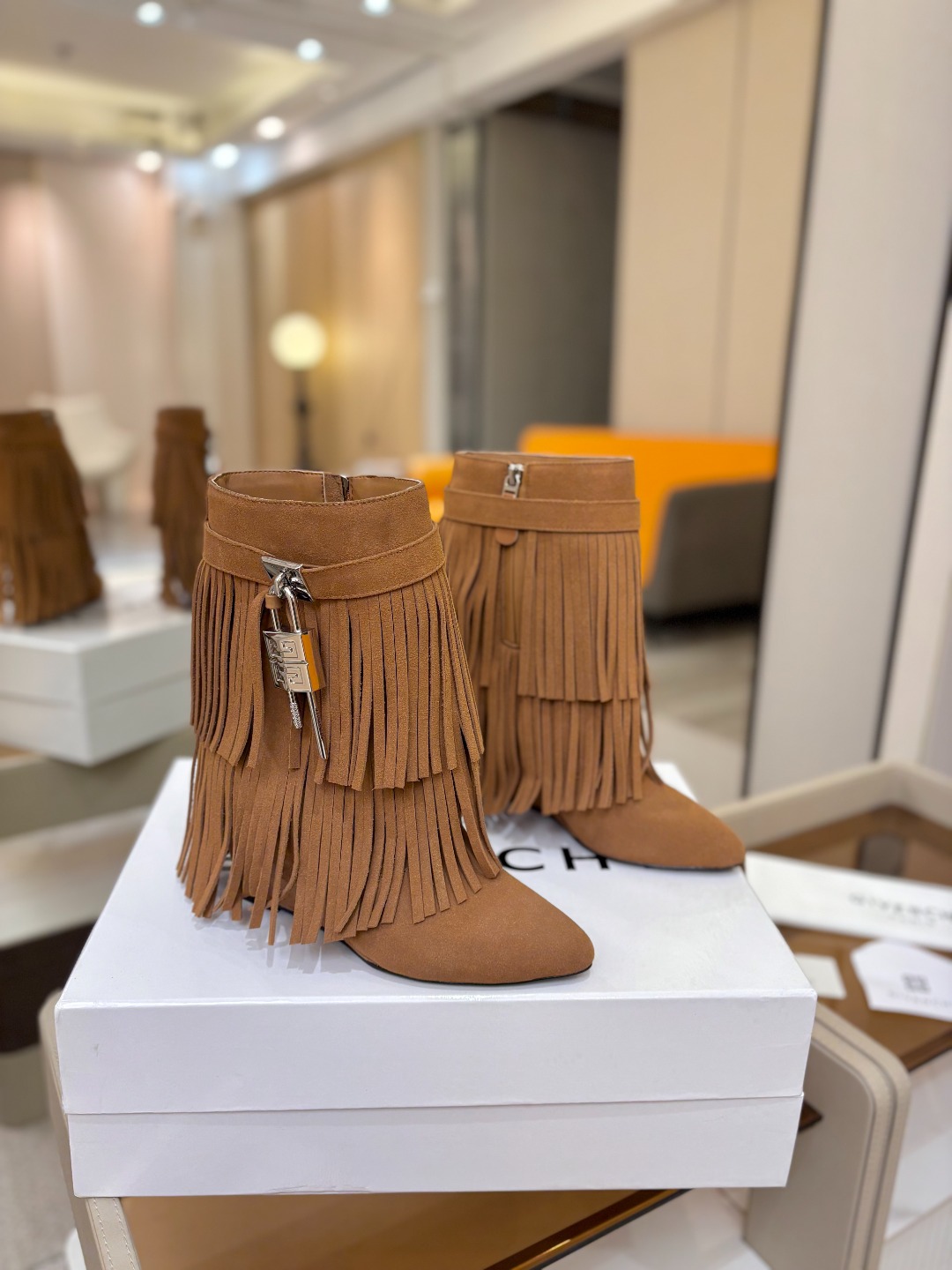 专柜正品级定制版本GIVENCHY纪梵希 Shark Lock 系列 挂锁 短靴流苏新款，市面最高版本👍