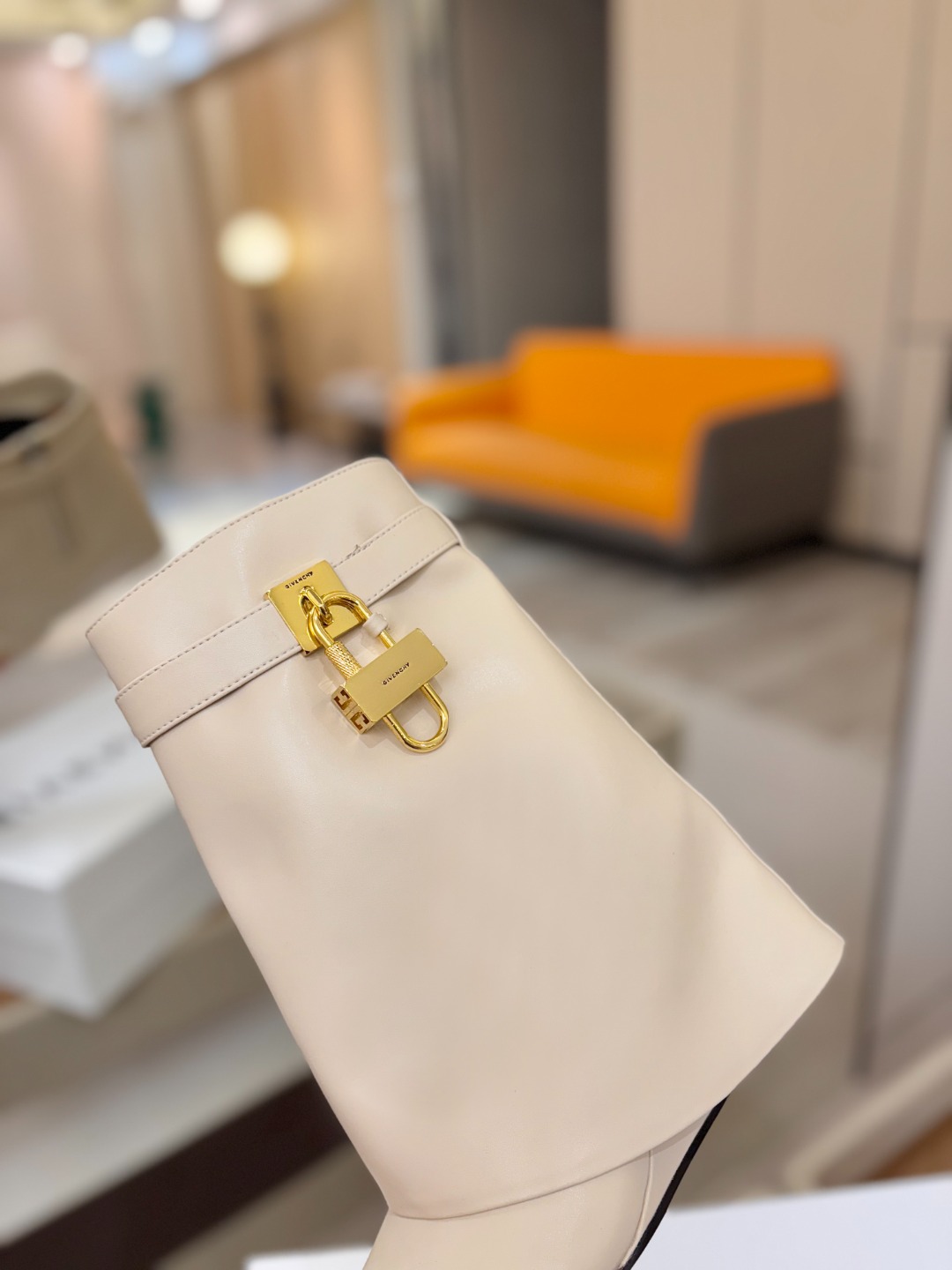 专柜正品级定制版本GIVENCHY/𝐒𝐒 𝐧𝐞𝐰 新款高跟短靴，市面最高版本纪梵希 锁扣 风靡整个时尚圈