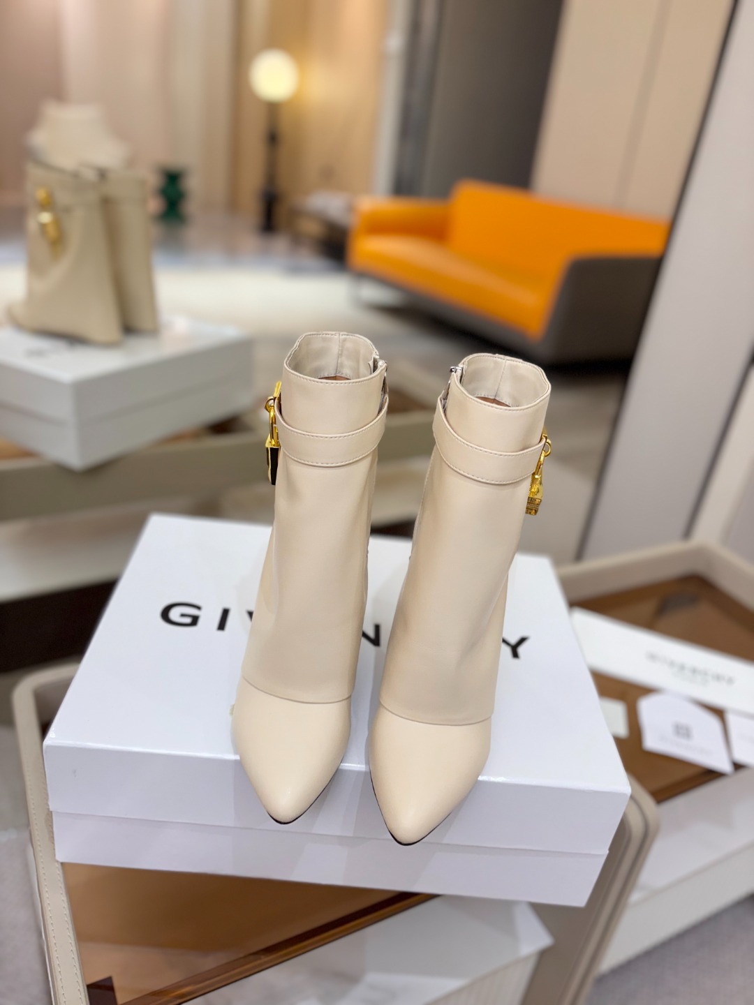 专柜正品级定制版本GIVENCHY/𝐒𝐒 𝐧𝐞𝐰 新款高跟短靴，市面最高版本纪梵希 锁扣 风靡整个时尚圈