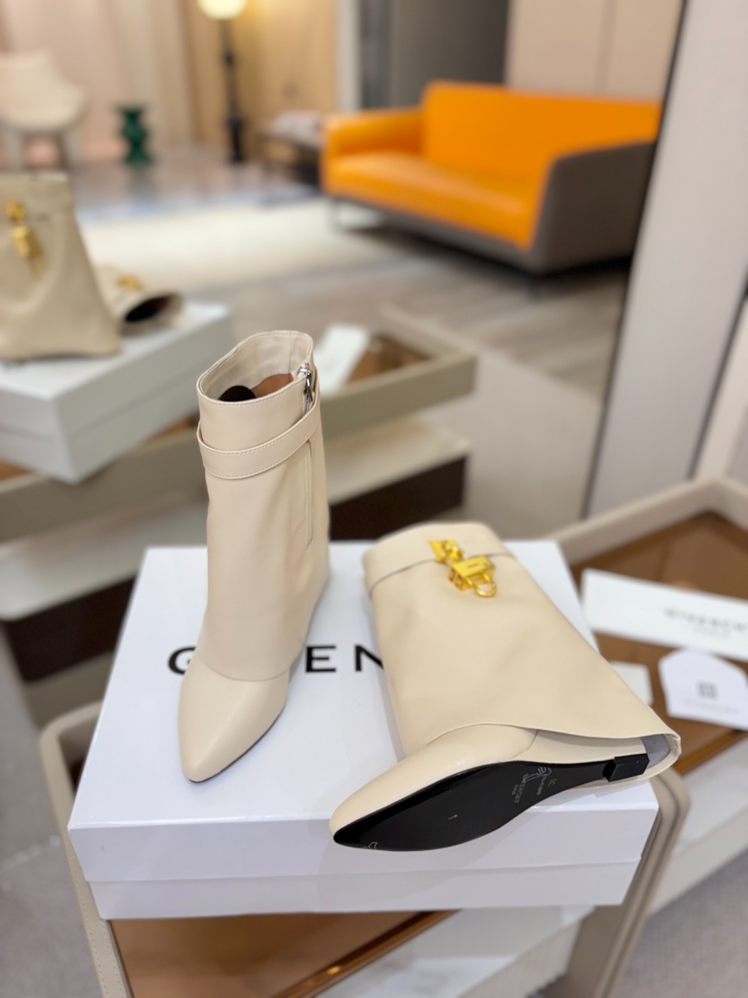 专柜正品级定制版本GIVENCHY/𝐒𝐒 𝐧𝐞𝐰 新款高跟短靴，市面最高版本纪梵希 锁扣 风靡整个时尚圈