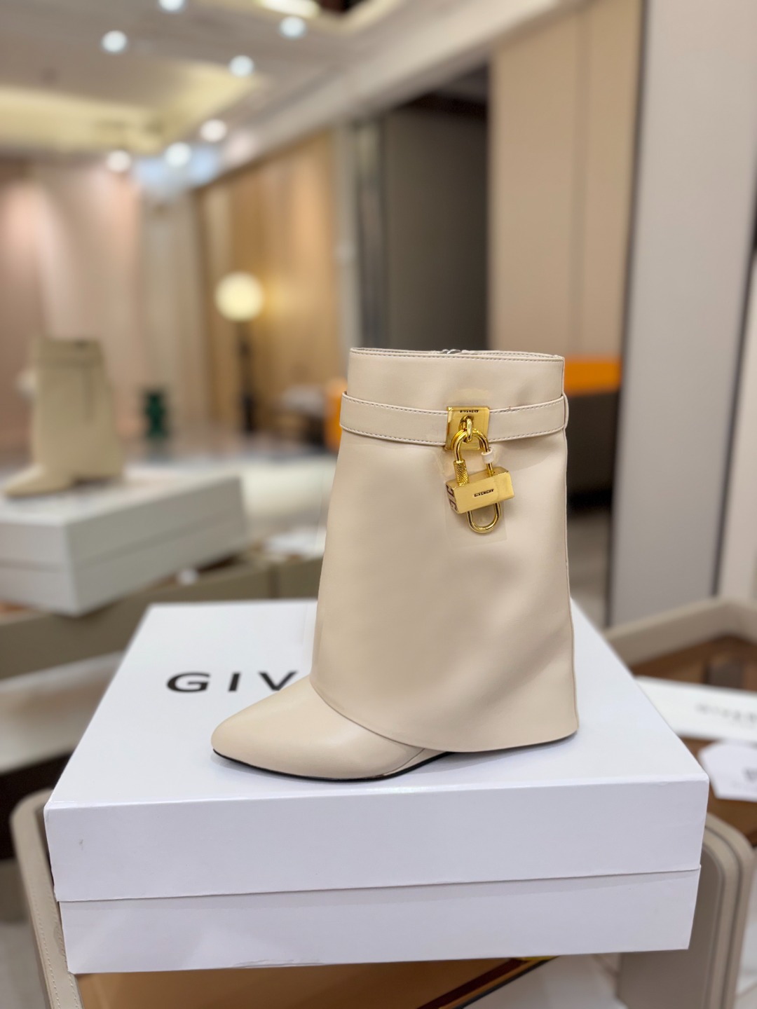 专柜正品级定制版本GIVENCHY/𝐒𝐒 𝐧𝐞𝐰 新款高跟短靴，市面最高版本纪梵希 锁扣 风靡整个时尚圈