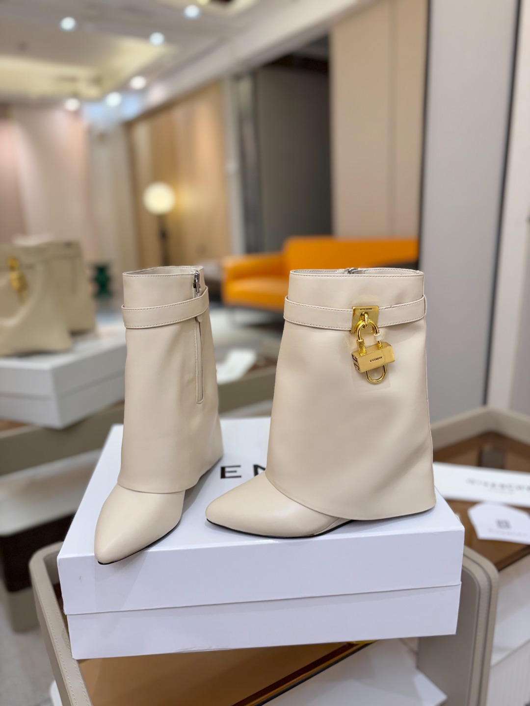 专柜正品级定制版本GIVENCHY/𝐒𝐒 𝐧𝐞𝐰 新款高跟短靴，市面最高版本纪梵希 锁扣 风靡整个时尚圈