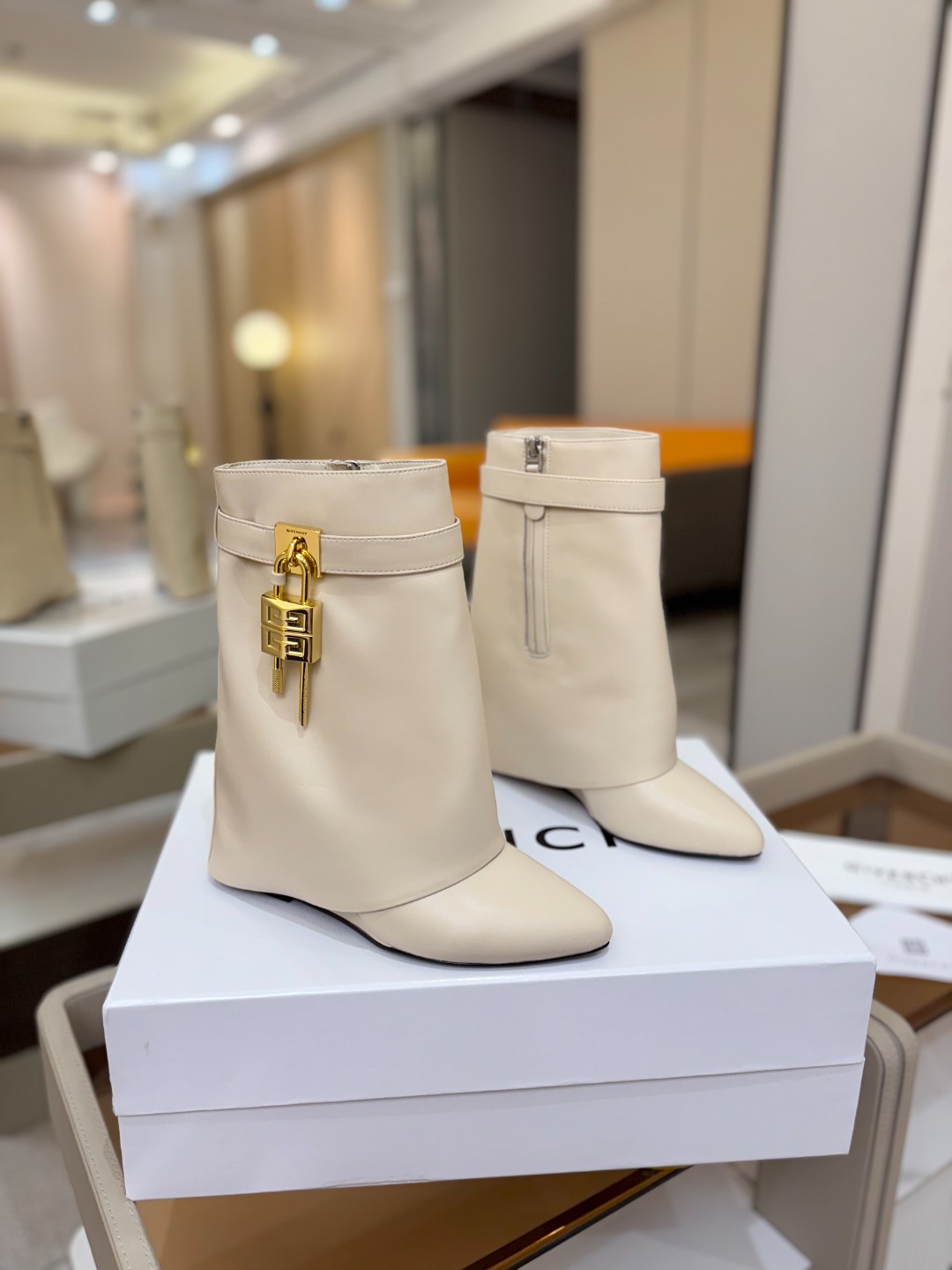 专柜正品级定制版本GIVENCHY/𝐒𝐒 𝐧𝐞𝐰 新款高跟短靴，市面最高版本纪梵希 锁扣 风靡整个时尚圈