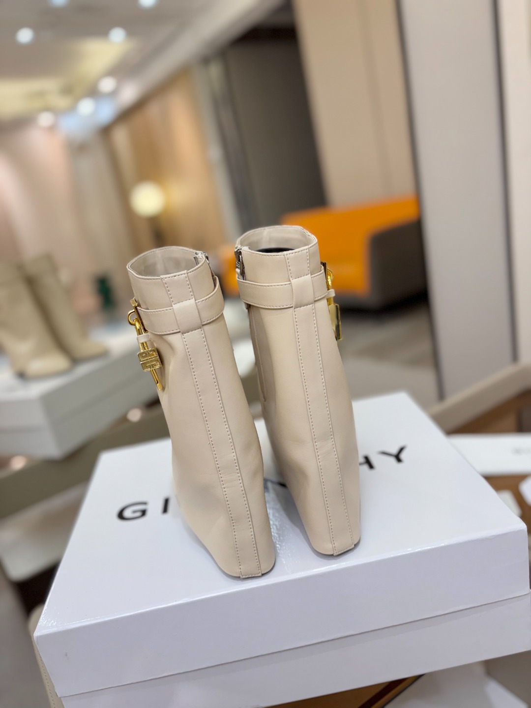 专柜正品级定制版本GIVENCHY/𝐒𝐒 𝐧𝐞𝐰 新款高跟短靴，市面最高版本纪梵希 锁扣 风靡整个时尚圈