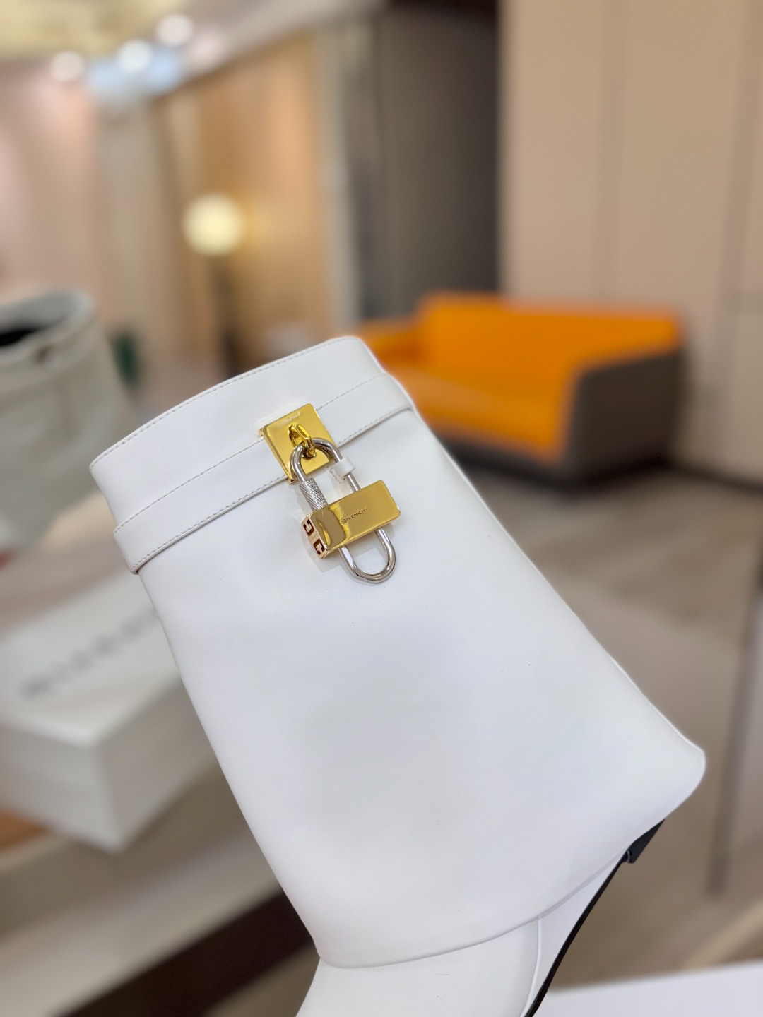 专柜正品级定制版本GIVENCHY/𝐒𝐒 𝐧𝐞𝐰 新款高跟短靴，市面最高版本纪梵希 锁扣 风靡整个时尚圈