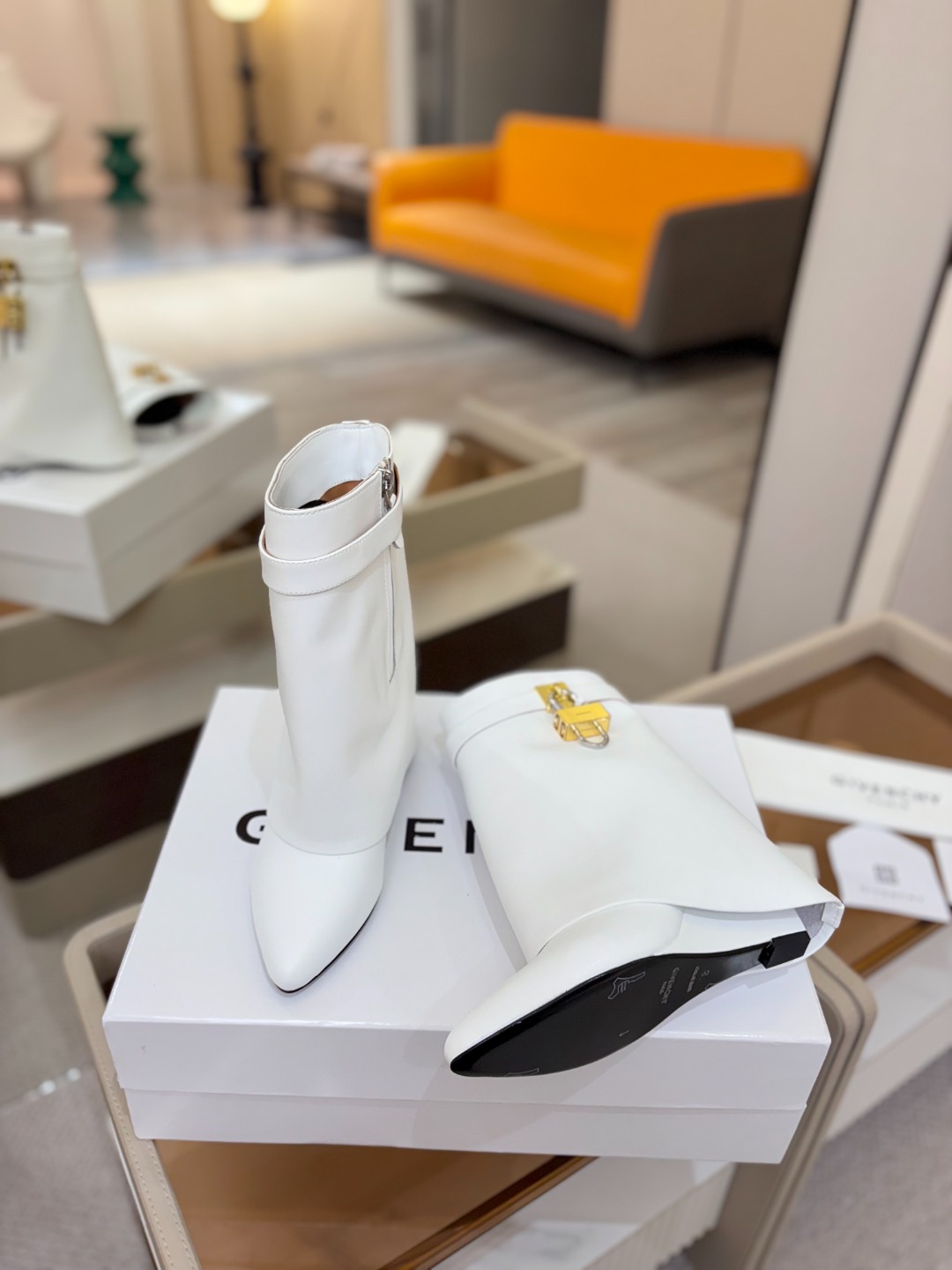 专柜正品级定制版本GIVENCHY/𝐒𝐒 𝐧𝐞𝐰 新款高跟短靴，市面最高版本纪梵希 锁扣 风靡整个时尚圈