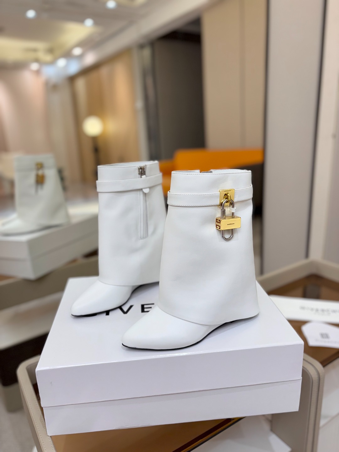 专柜正品级定制版本GIVENCHY/𝐒𝐒 𝐧𝐞𝐰 新款高跟短靴，市面最高版本纪梵希 锁扣 风靡整个时尚圈