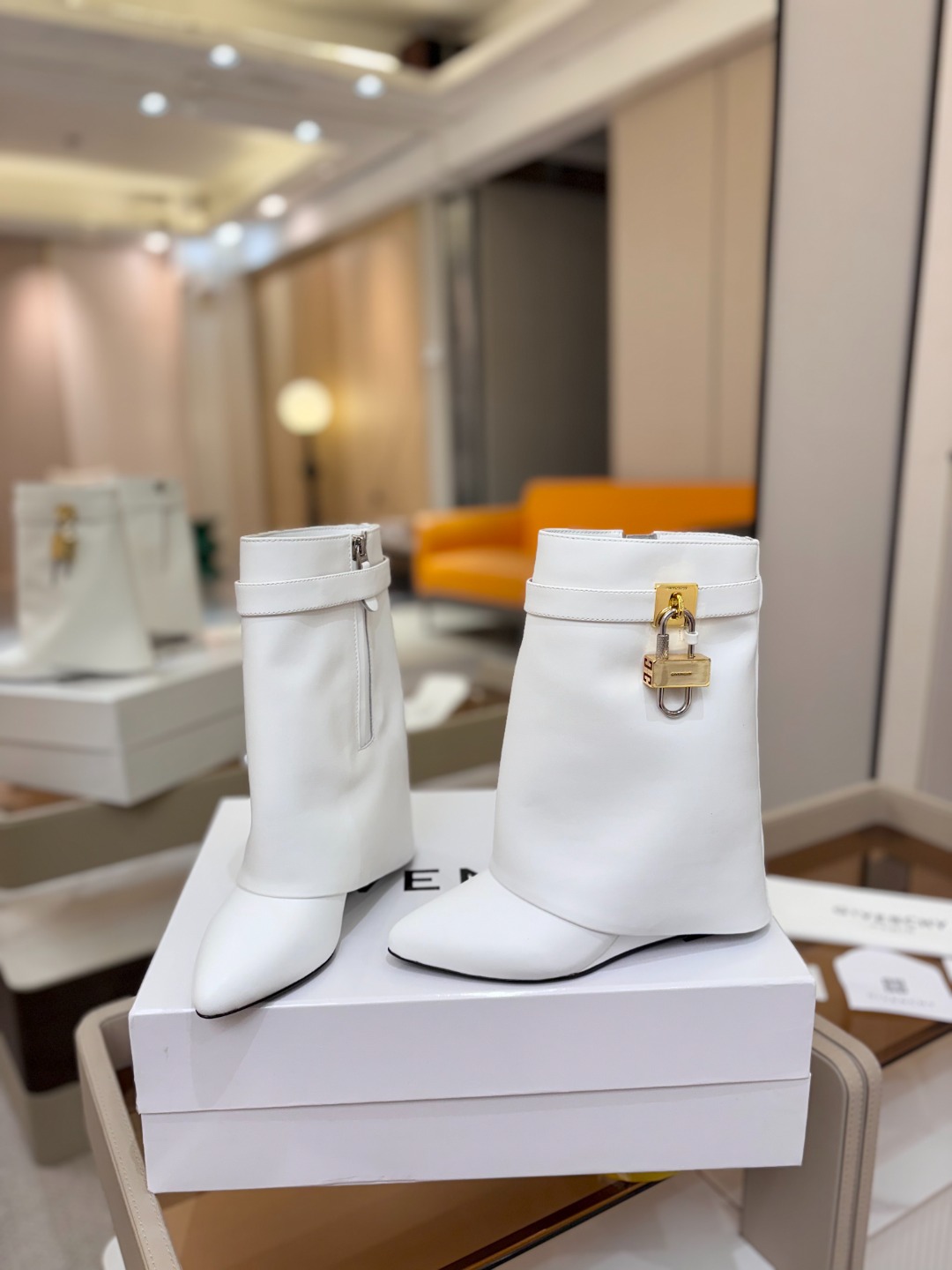 专柜正品级定制版本GIVENCHY/𝐒𝐒 𝐧𝐞𝐰 新款高跟短靴，市面最高版本纪梵希 锁扣 风靡整个时尚圈