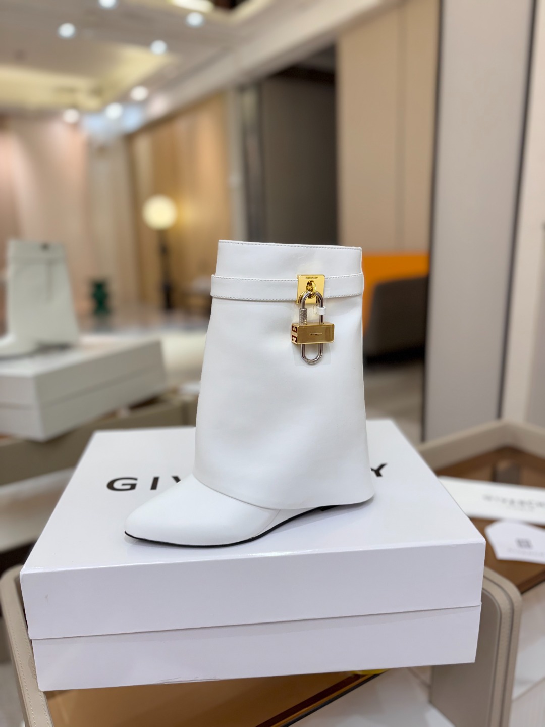 专柜正品级定制版本GIVENCHY/𝐒𝐒 𝐧𝐞𝐰 新款高跟短靴，市面最高版本纪梵希 锁扣 风靡整个时尚圈