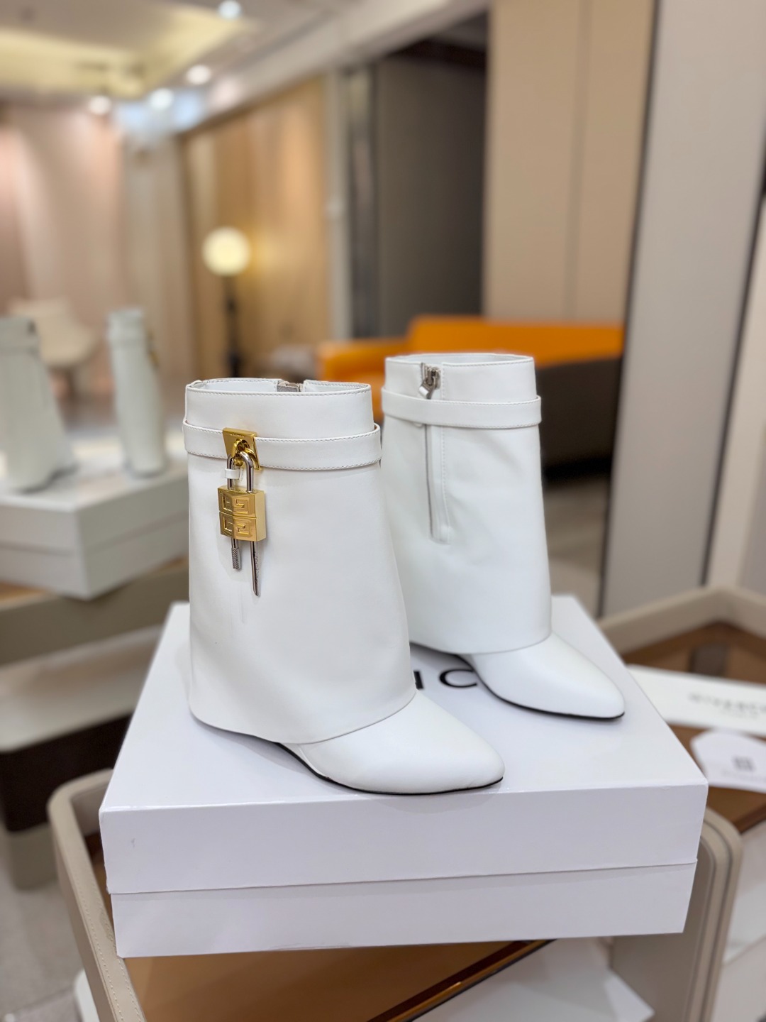 专柜正品级定制版本GIVENCHY/𝐒𝐒 𝐧𝐞𝐰 新款高跟短靴，市面最高版本纪梵希 锁扣 风靡整个时尚圈