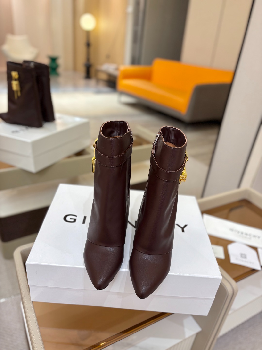 专柜正品级定制版本GIVENCHY/𝐒𝐒 𝐧𝐞𝐰 新款高跟短靴，市面最高版本纪梵希 锁扣 风靡整个时尚圈