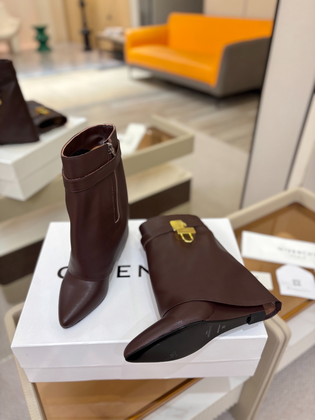 专柜正品级定制版本GIVENCHY/𝐒𝐒 𝐧𝐞𝐰 新款高跟短靴，市面最高版本纪梵希 锁扣 风靡整个时尚圈