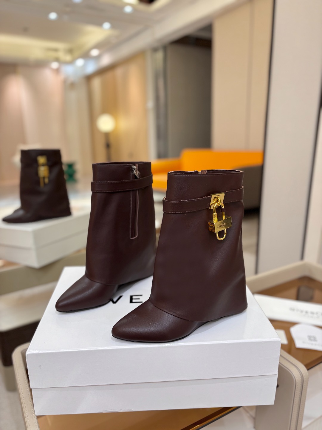 专柜正品级定制版本GIVENCHY/𝐒𝐒 𝐧𝐞𝐰 新款高跟短靴，市面最高版本纪梵希 锁扣 风靡整个时尚圈