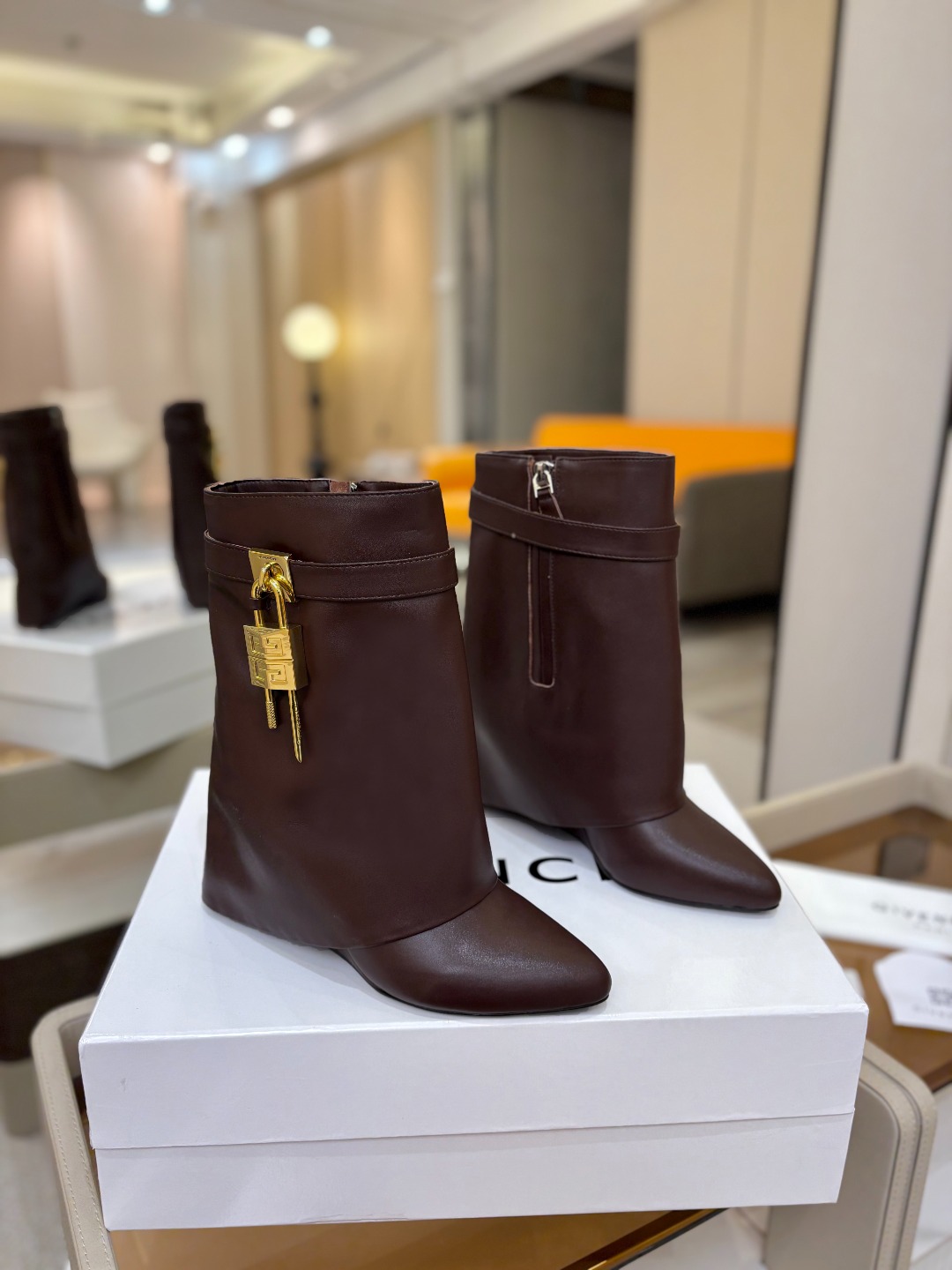 专柜正品级定制版本GIVENCHY/𝐒𝐒 𝐧𝐞𝐰 新款高跟短靴，市面最高版本纪梵希 锁扣 风靡整个时尚圈