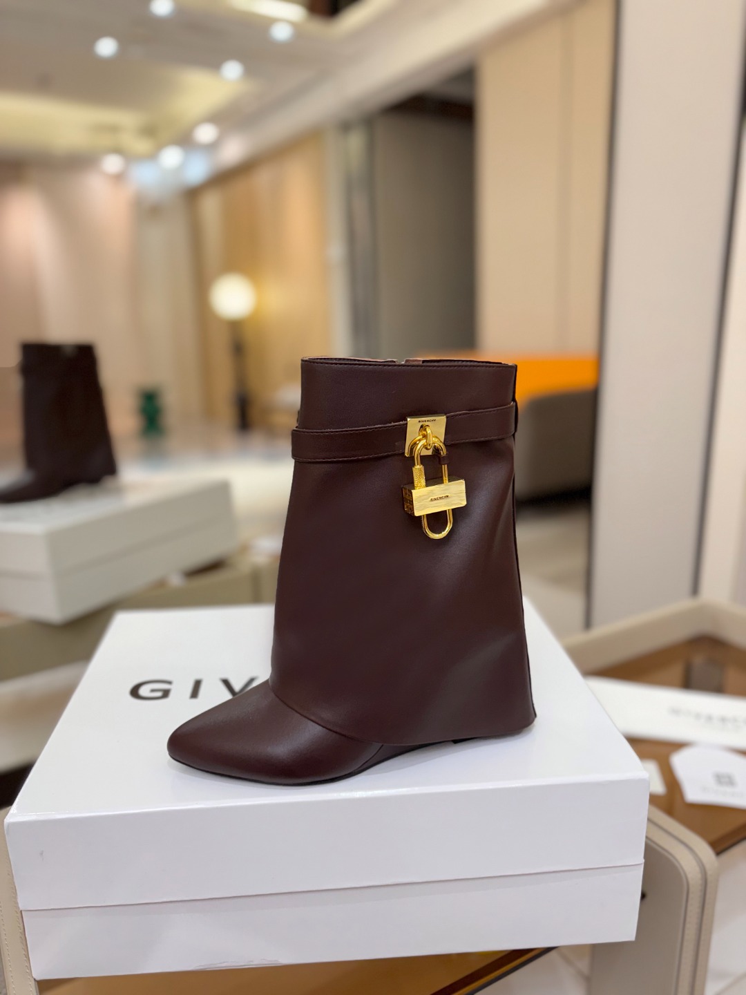 专柜正品级定制版本GIVENCHY/𝐒𝐒 𝐧𝐞𝐰 新款高跟短靴，市面最高版本纪梵希 锁扣 风靡整个时尚圈