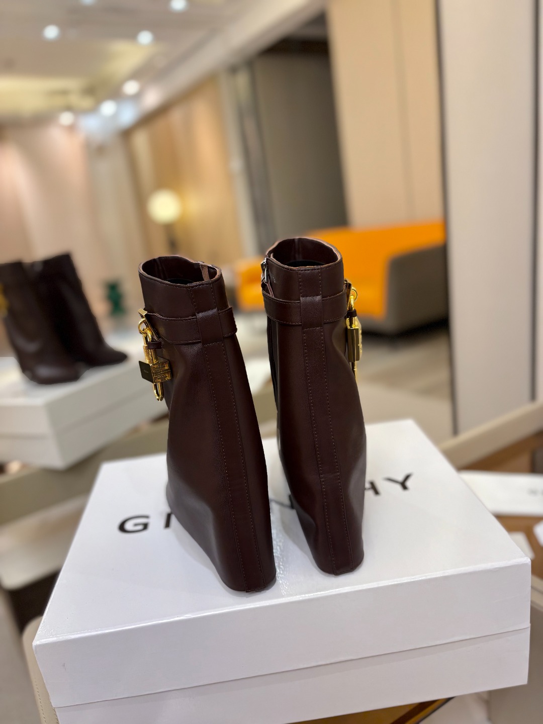 专柜正品级定制版本GIVENCHY/𝐒𝐒 𝐧𝐞𝐰 新款高跟短靴，市面最高版本纪梵希 锁扣 风靡整个时尚圈