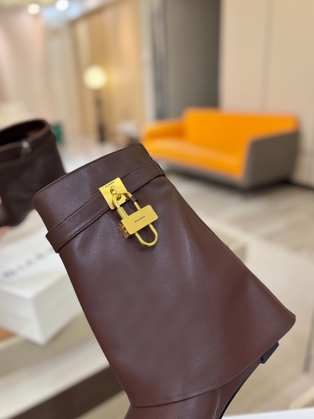 专柜正品级定制版本GIVENCHY/𝐒𝐒 𝐧𝐞𝐰 新款高跟短靴，市面最高版本纪梵希 锁扣 风靡整个时尚圈