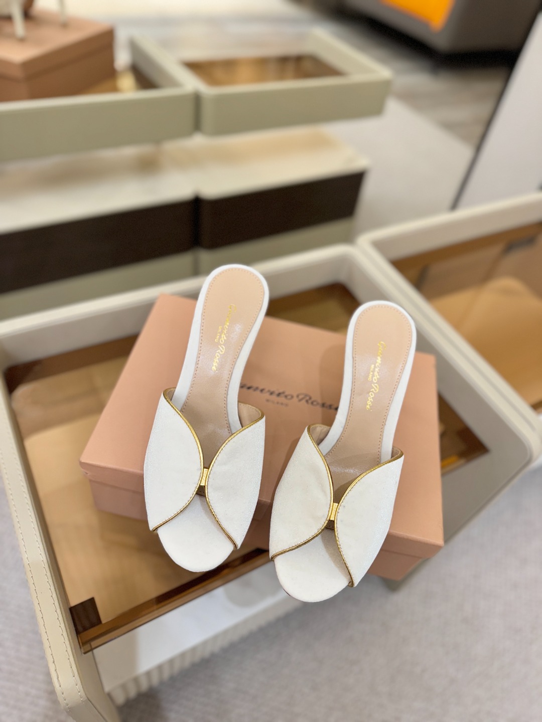 Gianvito rossi顶级版本！代购品质！高跟丝绒拖鞋是一种兼具时尚与舒适的鞋履，高档丝绒为搭配中