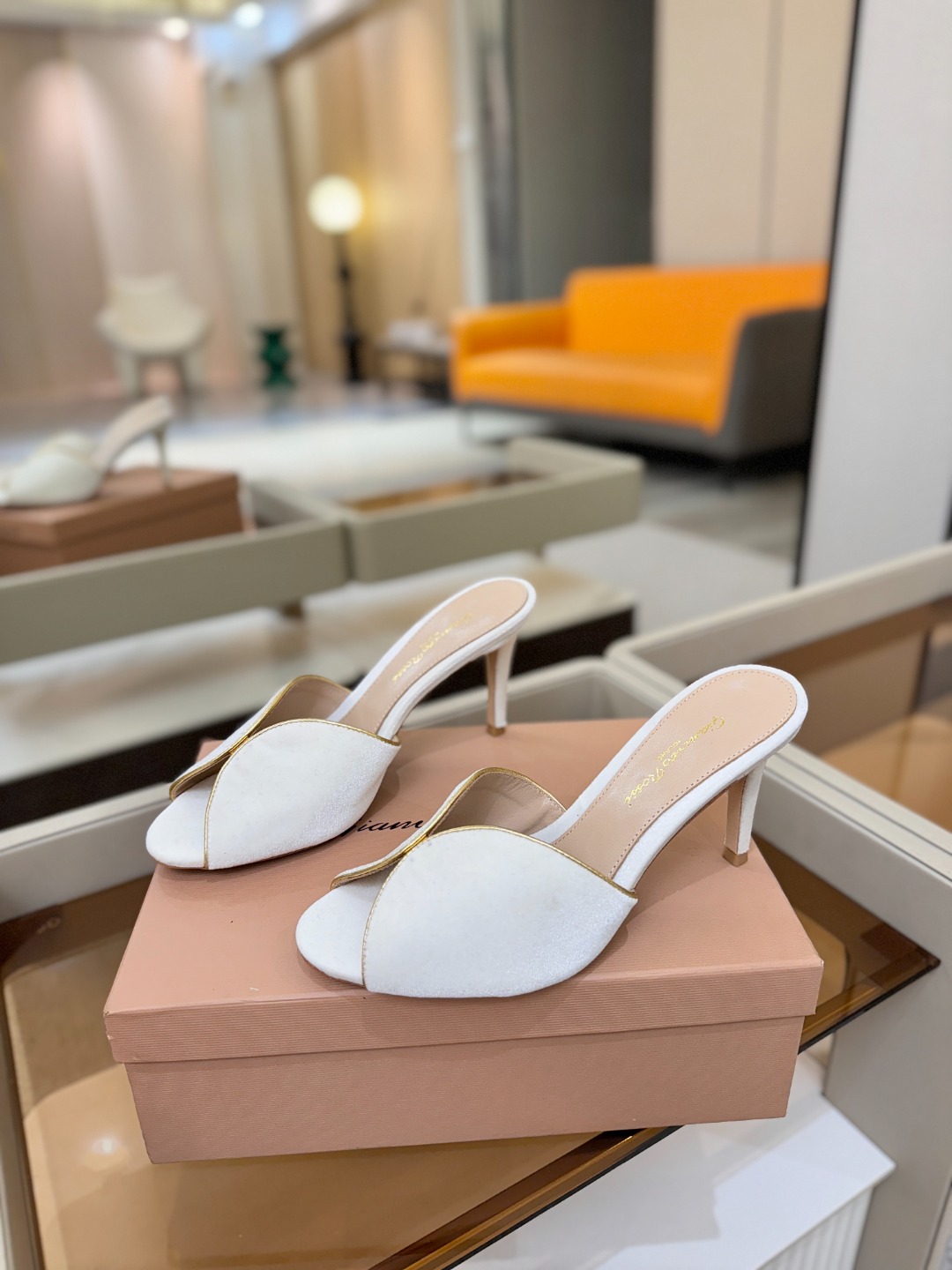 Gianvito rossi顶级版本！代购品质！高跟丝绒拖鞋是一种兼具时尚与舒适的鞋履，高档丝绒为搭配中