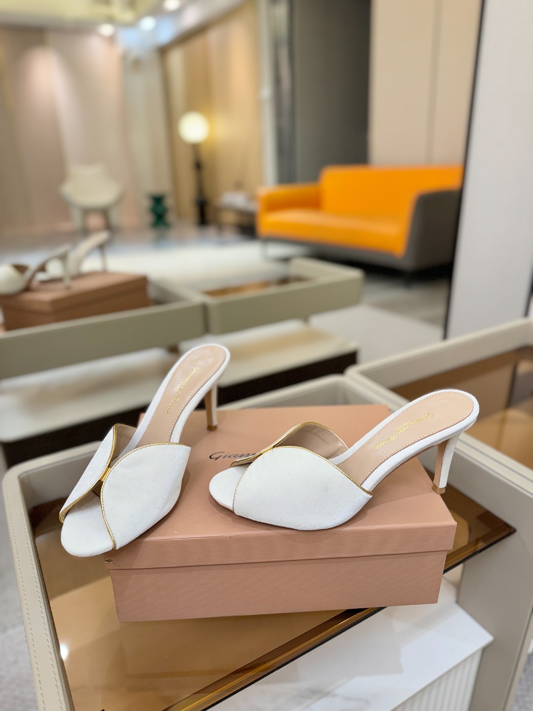 Gianvito rossi顶级版本！代购品质！高跟丝绒拖鞋是一种兼具时尚与舒适的鞋履，高档丝绒为搭配中