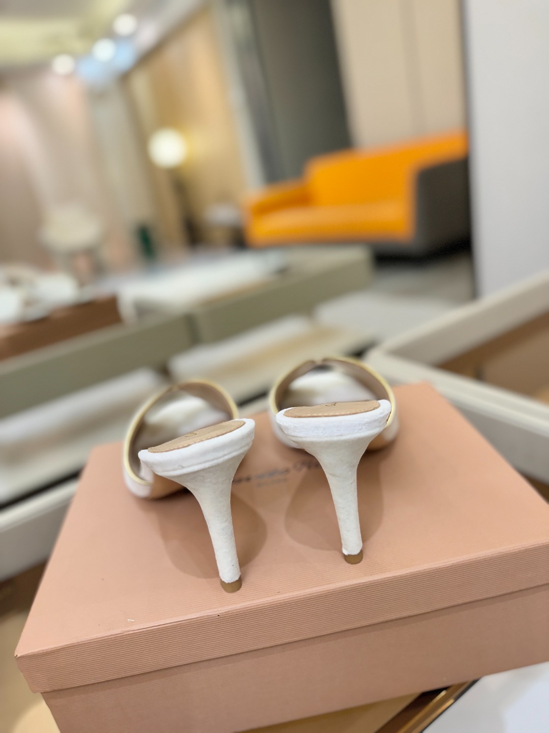 Gianvito rossi顶级版本！代购品质！高跟丝绒拖鞋是一种兼具时尚与舒适的鞋履，高档丝绒为搭配中