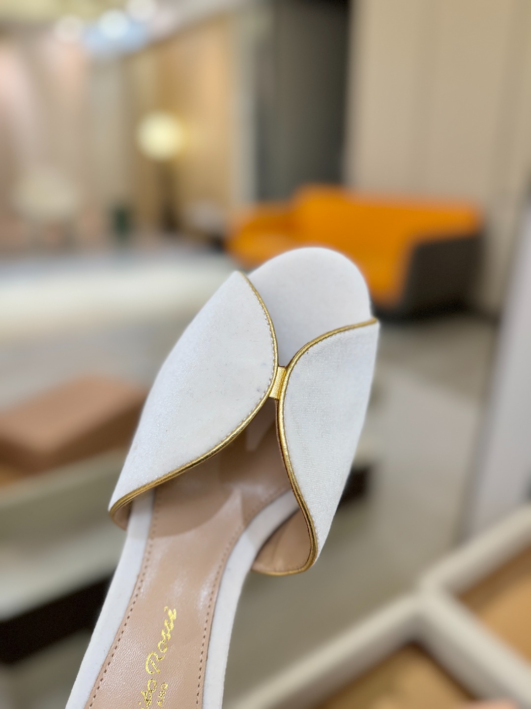 Gianvito rossi顶级版本！代购品质！高跟丝绒拖鞋是一种兼具时尚与舒适的鞋履，高档丝绒为搭配中