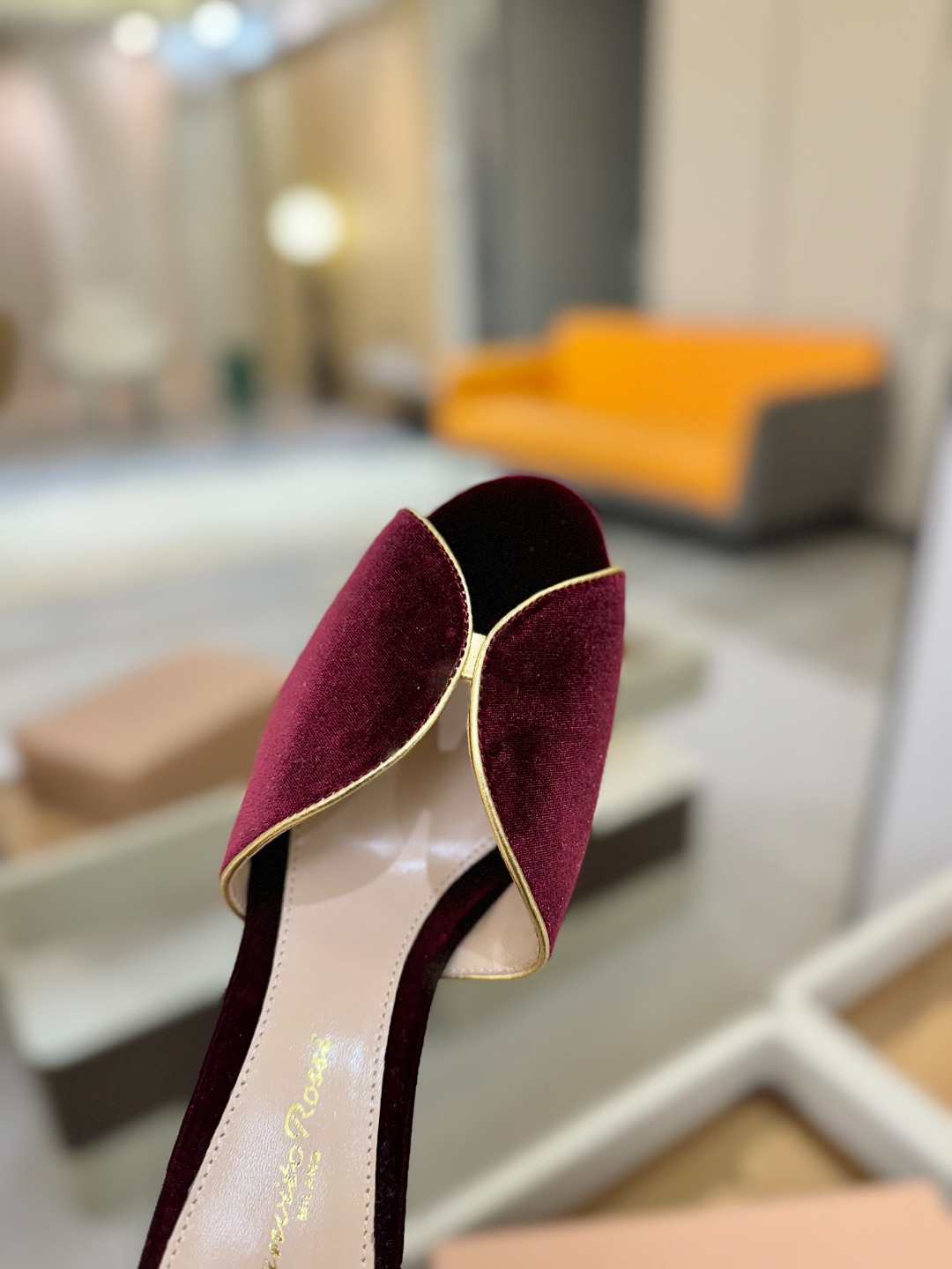 Gianvito rossi顶级版本！代购品质！高跟丝绒拖鞋是一种兼具时尚与舒适的鞋履，高档丝绒为搭配中