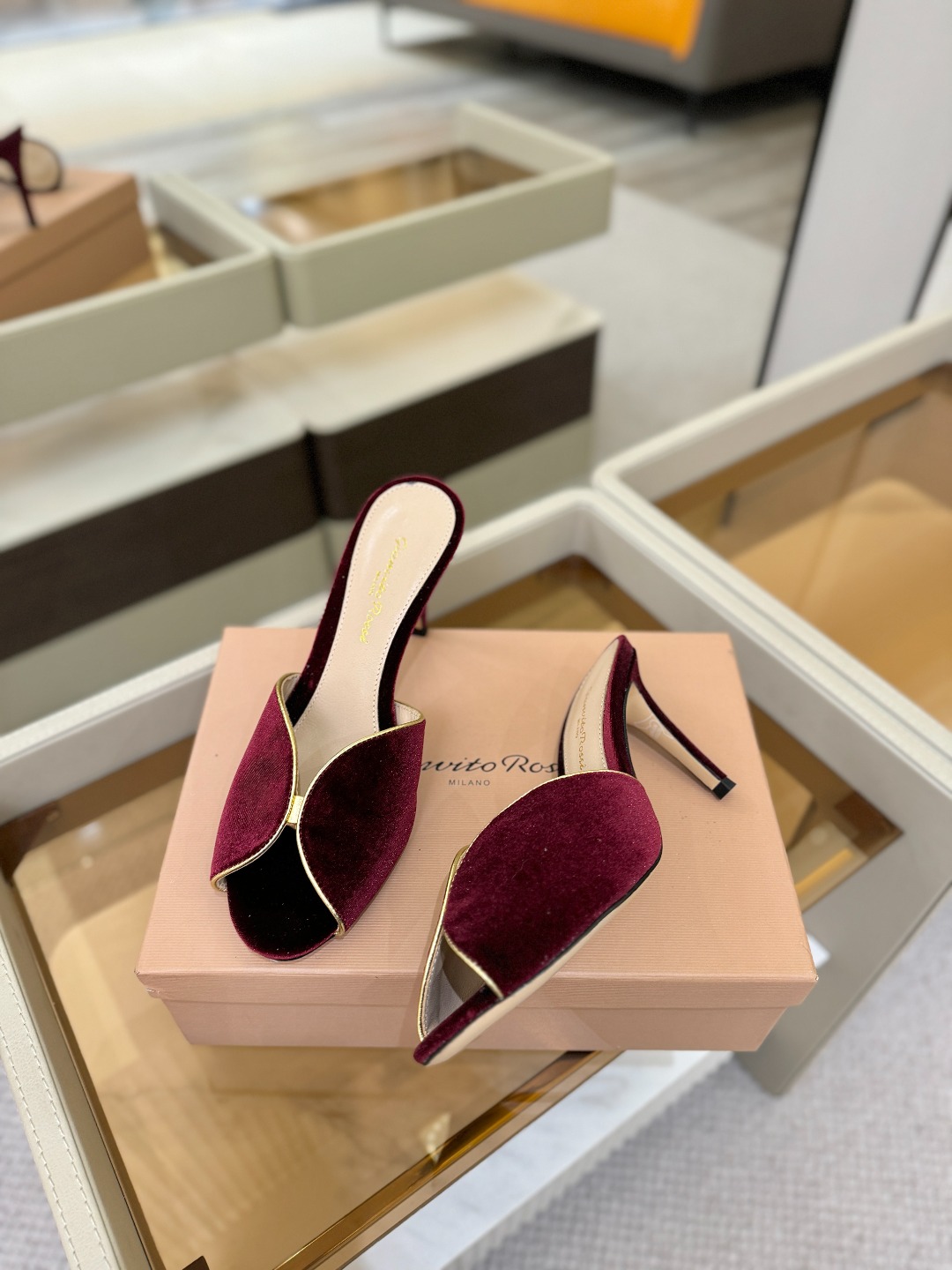 Gianvito rossi顶级版本！代购品质！高跟丝绒拖鞋是一种兼具时尚与舒适的鞋履，高档丝绒为搭配中