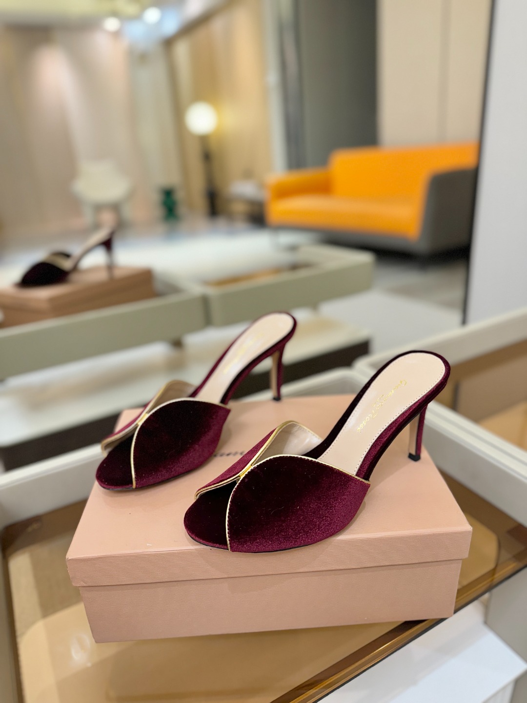 Gianvito rossi顶级版本！代购品质！高跟丝绒拖鞋是一种兼具时尚与舒适的鞋履，高档丝绒为搭配中