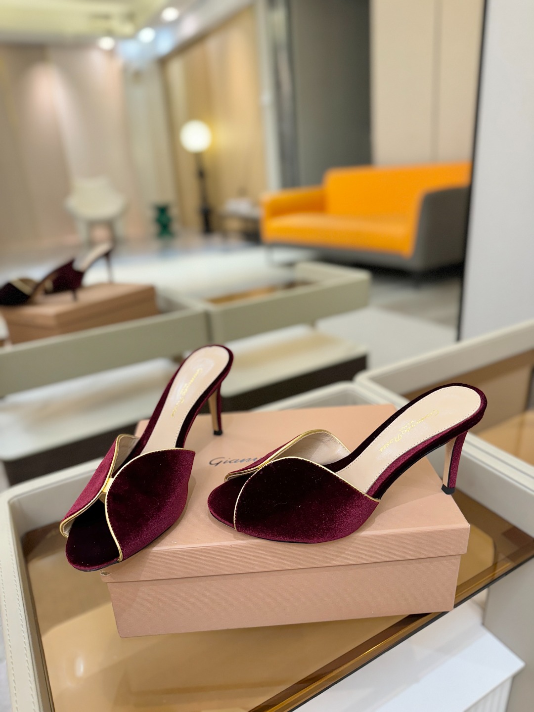 Gianvito rossi顶级版本！代购品质！高跟丝绒拖鞋是一种兼具时尚与舒适的鞋履，高档丝绒为搭配中