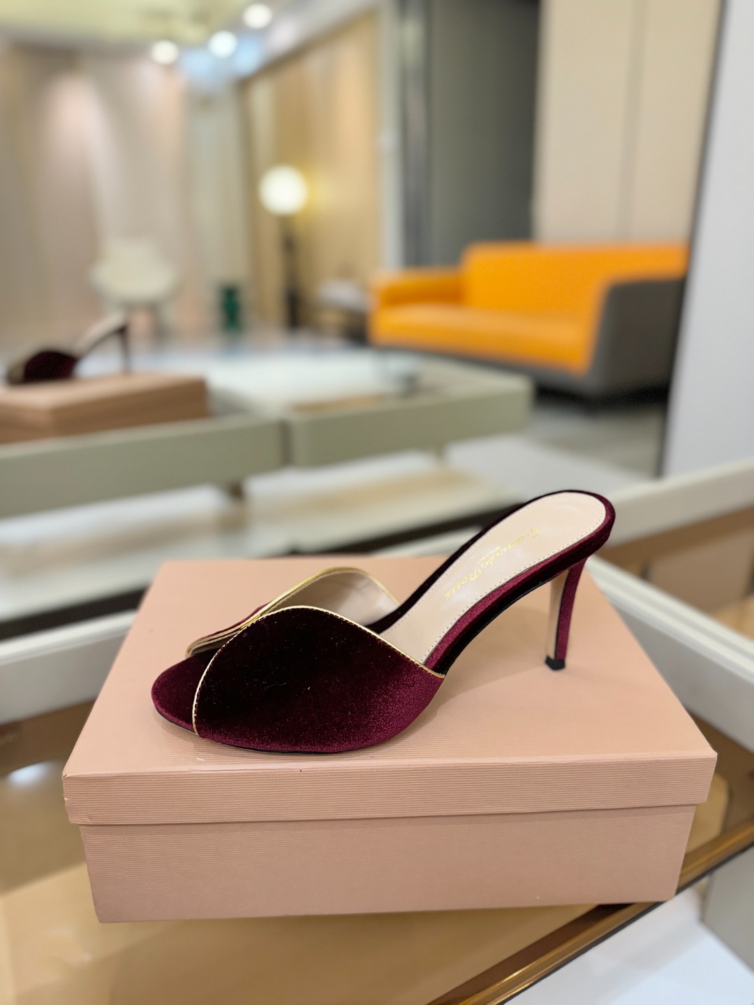 Gianvito rossi顶级版本！代购品质！高跟丝绒拖鞋是一种兼具时尚与舒适的鞋履，高档丝绒为搭配中