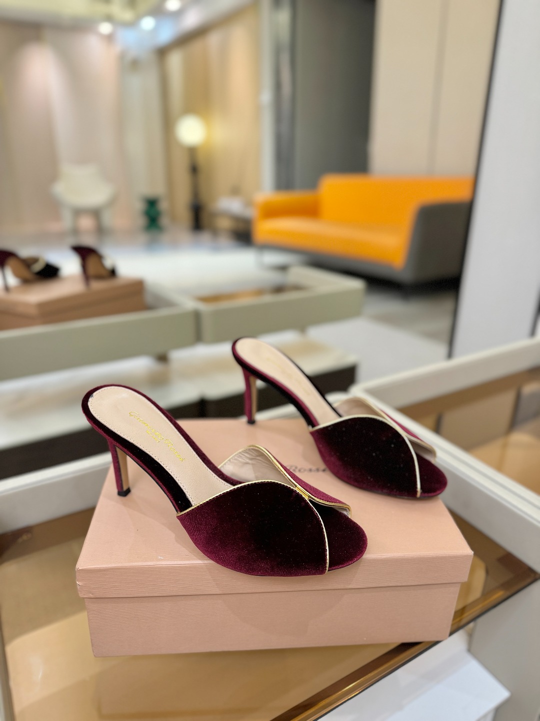 Gianvito rossi顶级版本！代购品质！高跟丝绒拖鞋是一种兼具时尚与舒适的鞋履，高档丝绒为搭配中