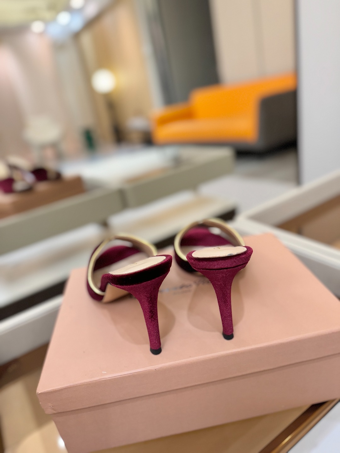 Gianvito rossi顶级版本！代购品质！高跟丝绒拖鞋是一种兼具时尚与舒适的鞋履，高档丝绒为搭配中