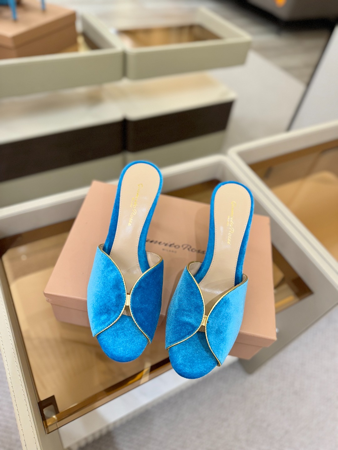 Gianvito rossi顶级版本！代购品质！高跟丝绒拖鞋是一种兼具时尚与舒适的鞋履，高档丝绒为搭配中