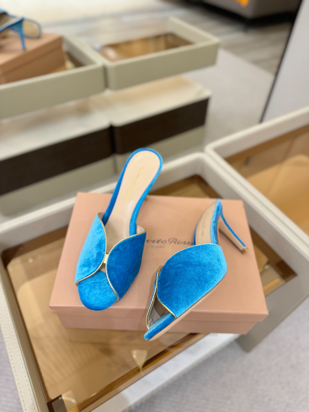 Gianvito rossi顶级版本！代购品质！高跟丝绒拖鞋是一种兼具时尚与舒适的鞋履，高档丝绒为搭配中