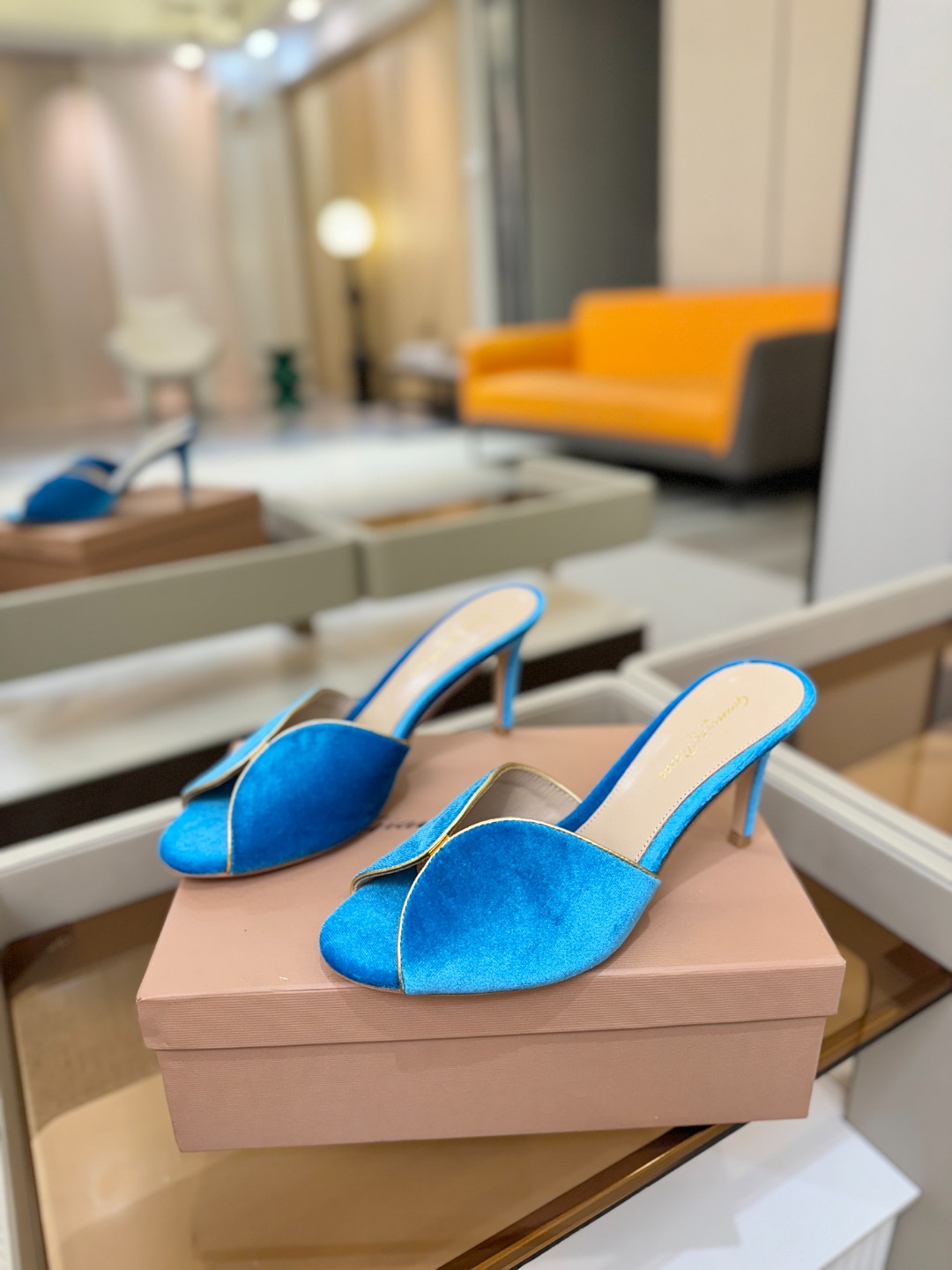 Gianvito rossi顶级版本！代购品质！高跟丝绒拖鞋是一种兼具时尚与舒适的鞋履，高档丝绒为搭配中