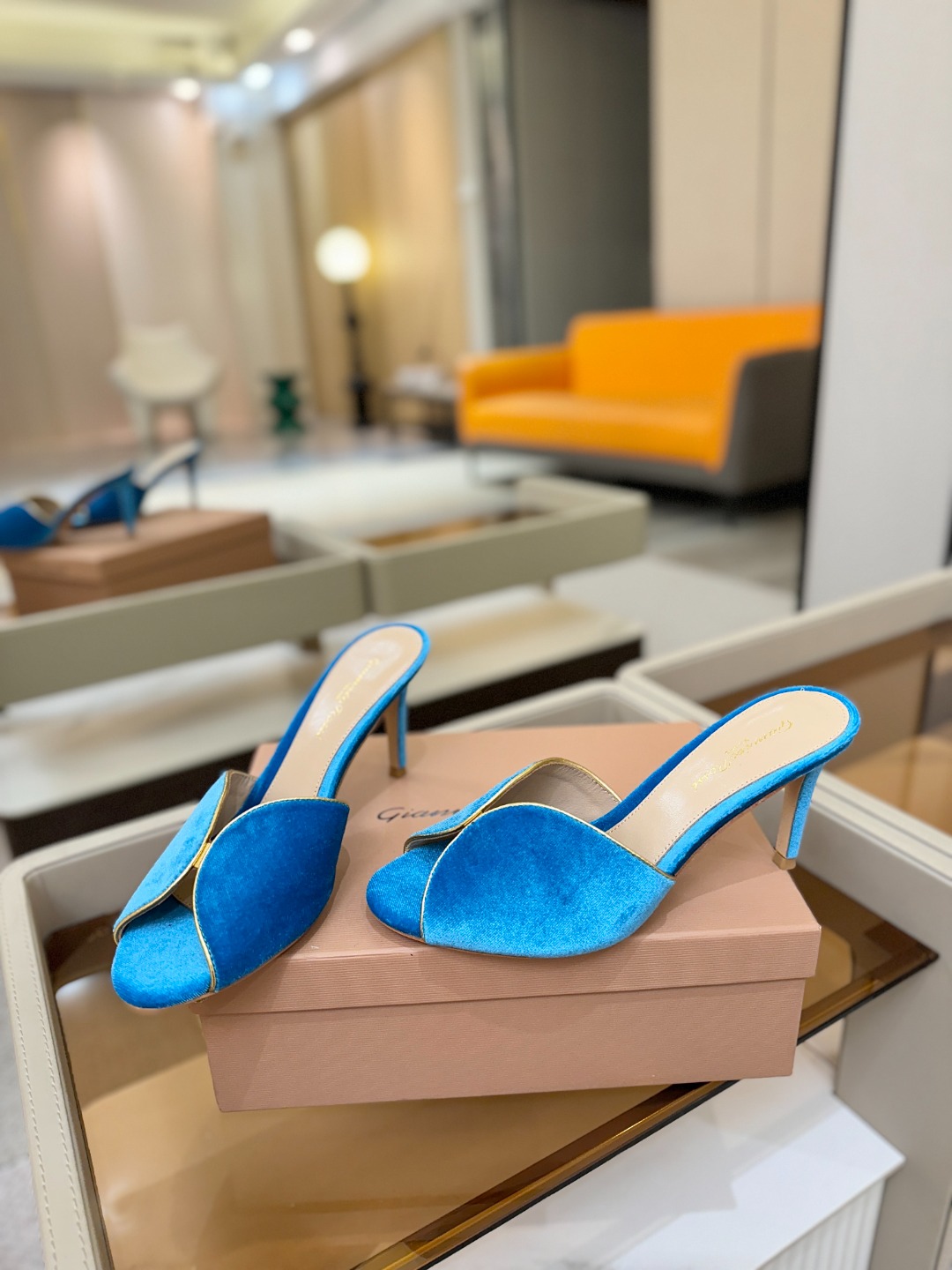 Gianvito rossi顶级版本！代购品质！高跟丝绒拖鞋是一种兼具时尚与舒适的鞋履，高档丝绒为搭配中