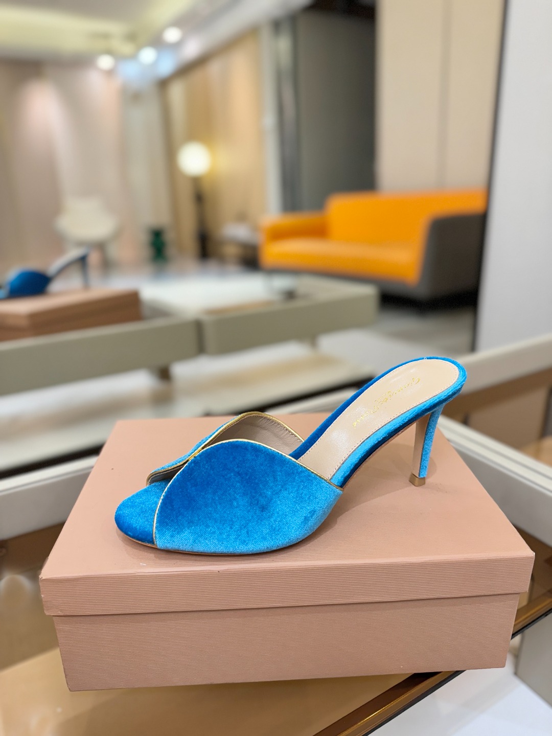 Gianvito rossi顶级版本！代购品质！高跟丝绒拖鞋是一种兼具时尚与舒适的鞋履，高档丝绒为搭配中