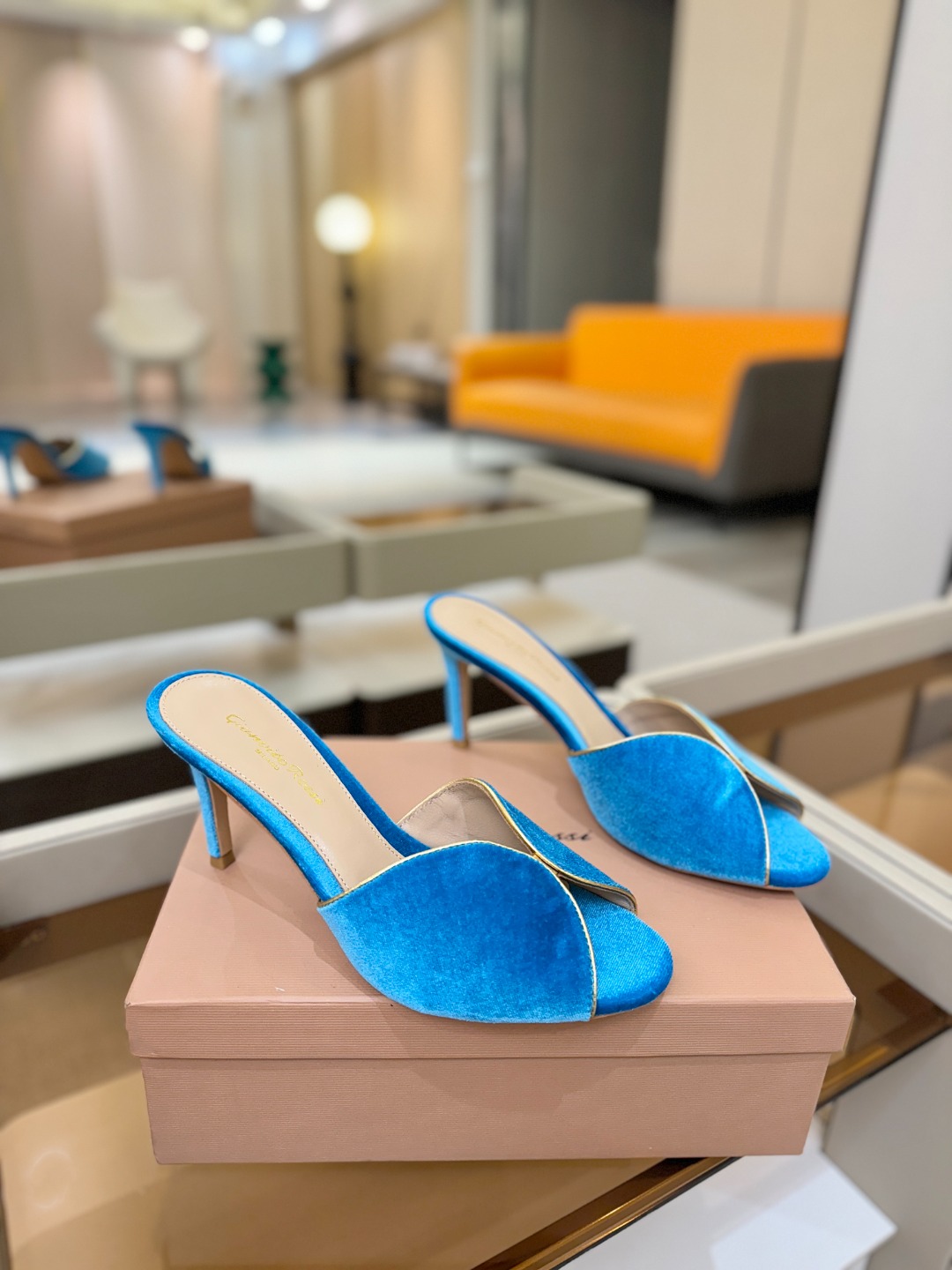 Gianvito rossi顶级版本！代购品质！高跟丝绒拖鞋是一种兼具时尚与舒适的鞋履，高档丝绒为搭配中