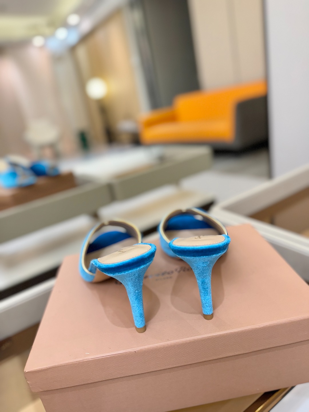 Gianvito rossi顶级版本！代购品质！高跟丝绒拖鞋是一种兼具时尚与舒适的鞋履，高档丝绒为搭配中